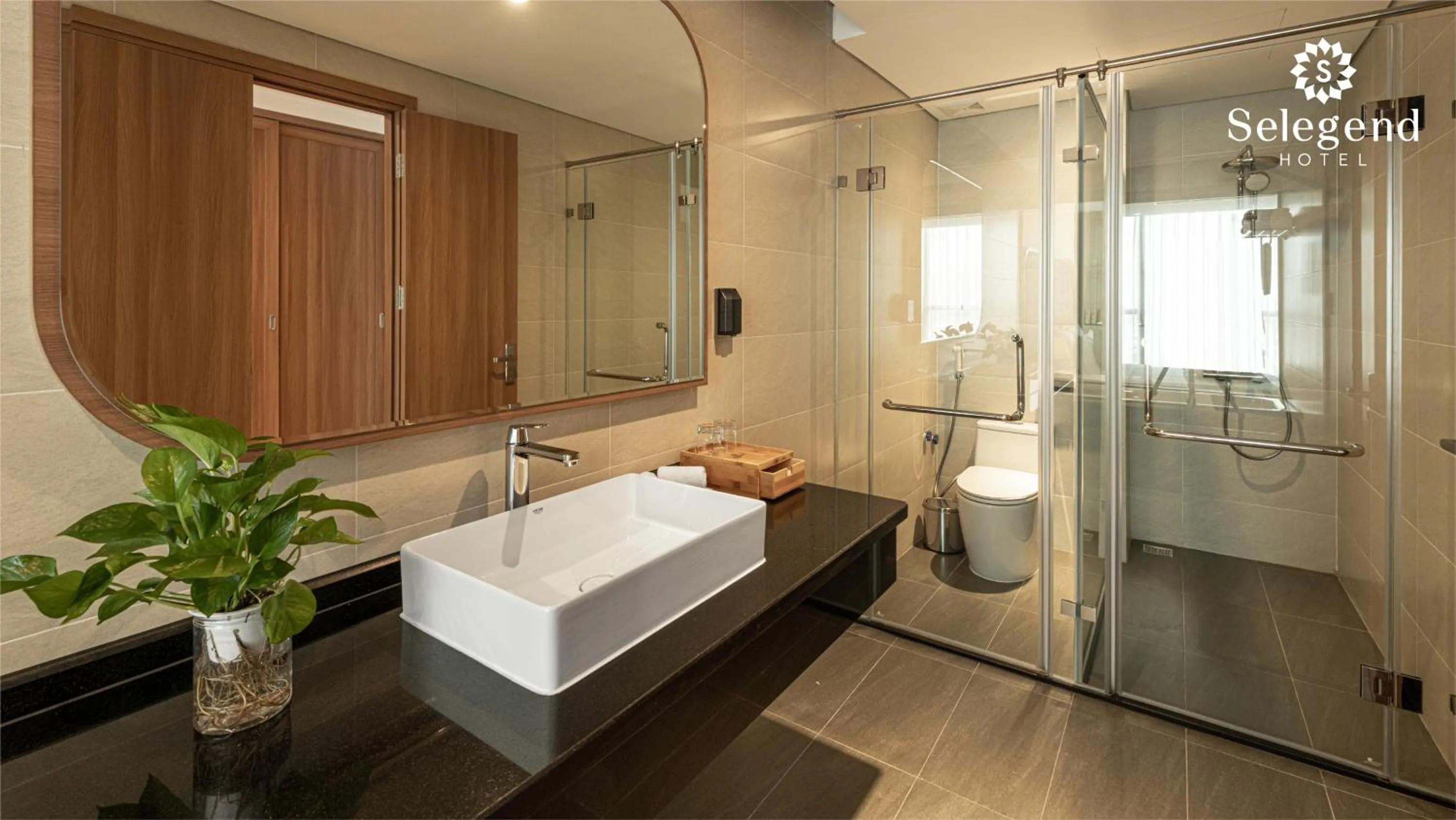 Shower in Selegend Hotel Thái Bình