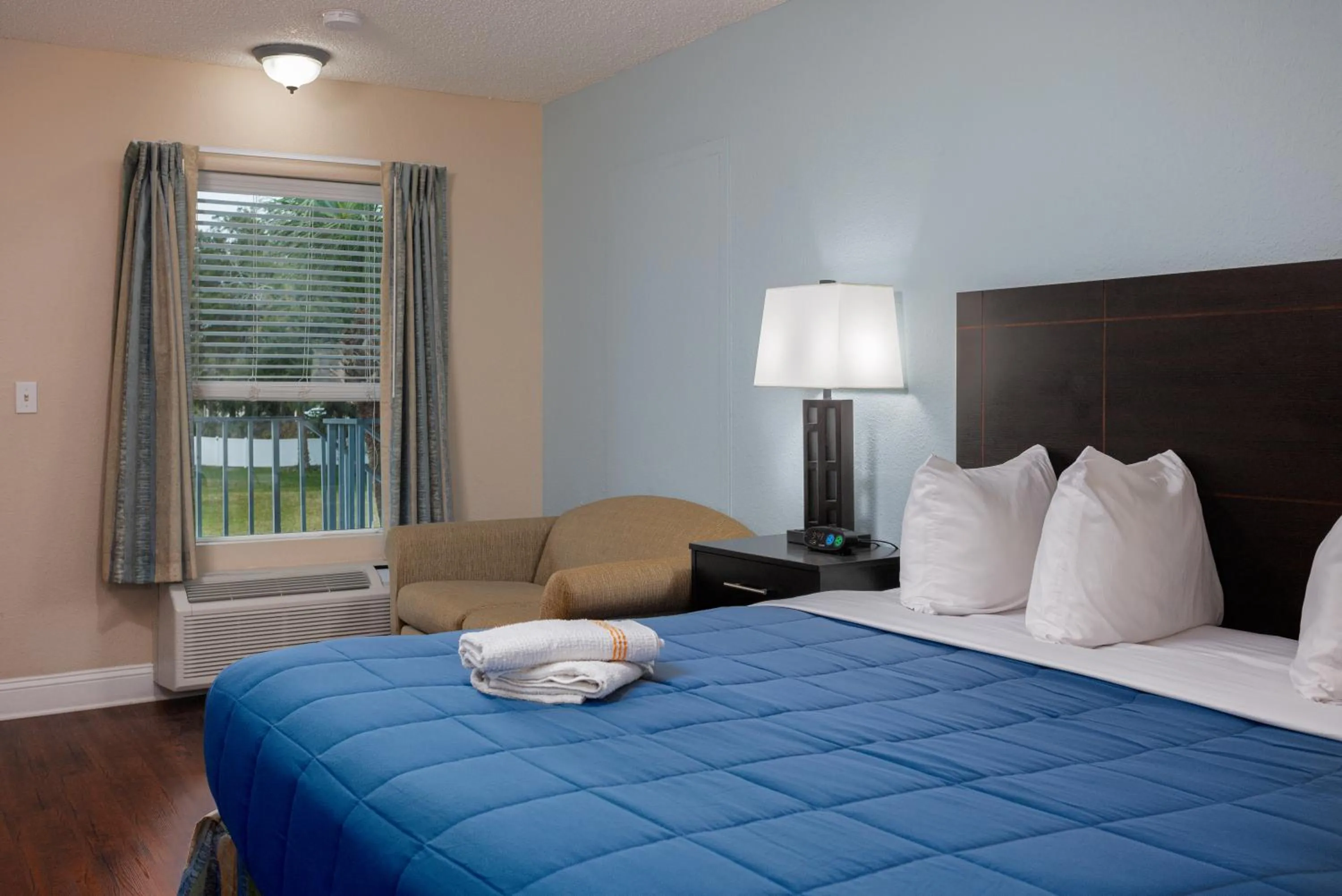 Bed in Southern Oaks Inn - Saint Augustine