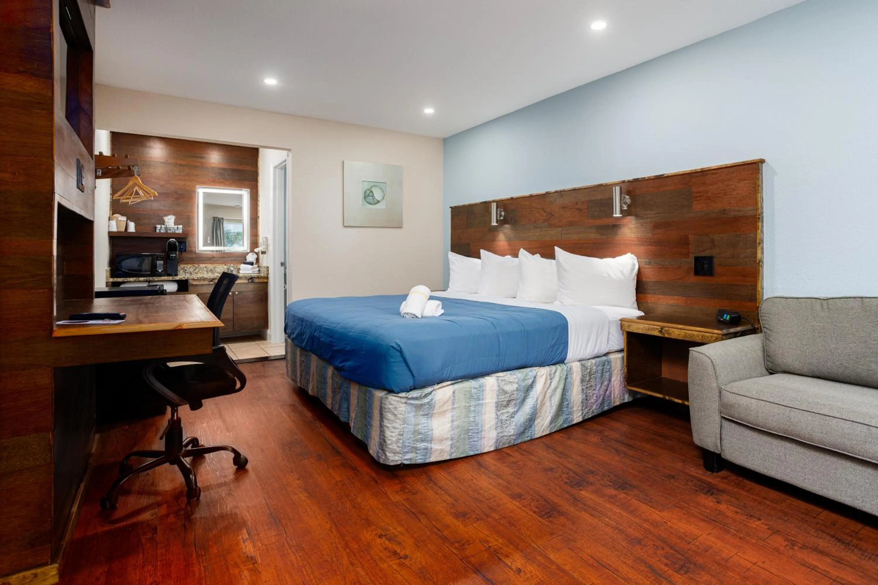 Bed in Southern Oaks Inn - Saint Augustine