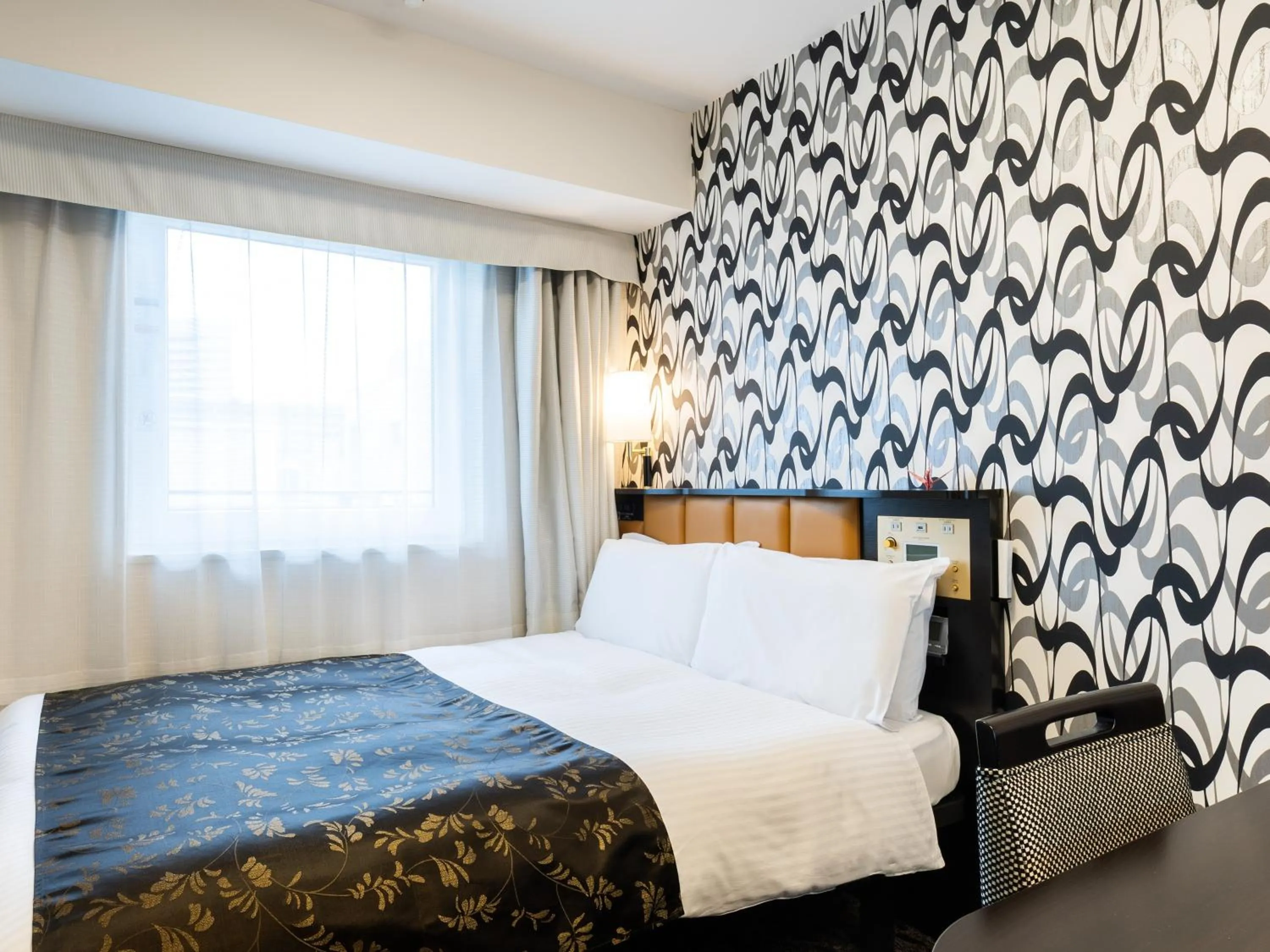 Photo of the whole room, Bed in APA Hotel Shin Osaka Minamikata Ekimae