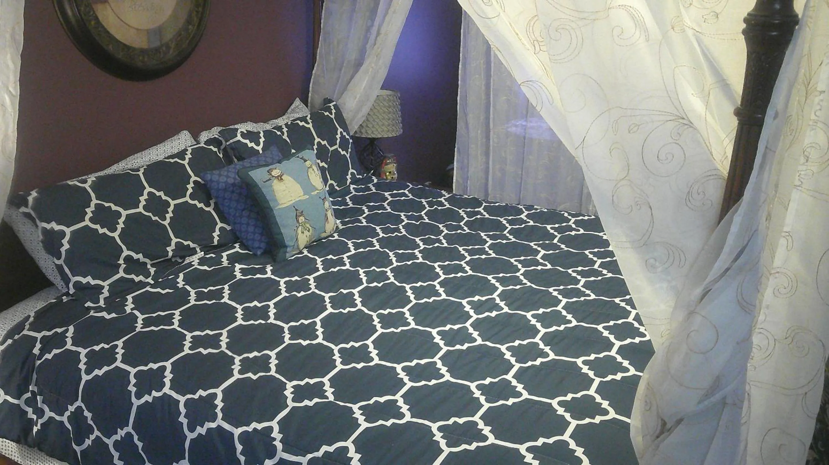 Bedroom, Bed in Lil Black Bear Inn