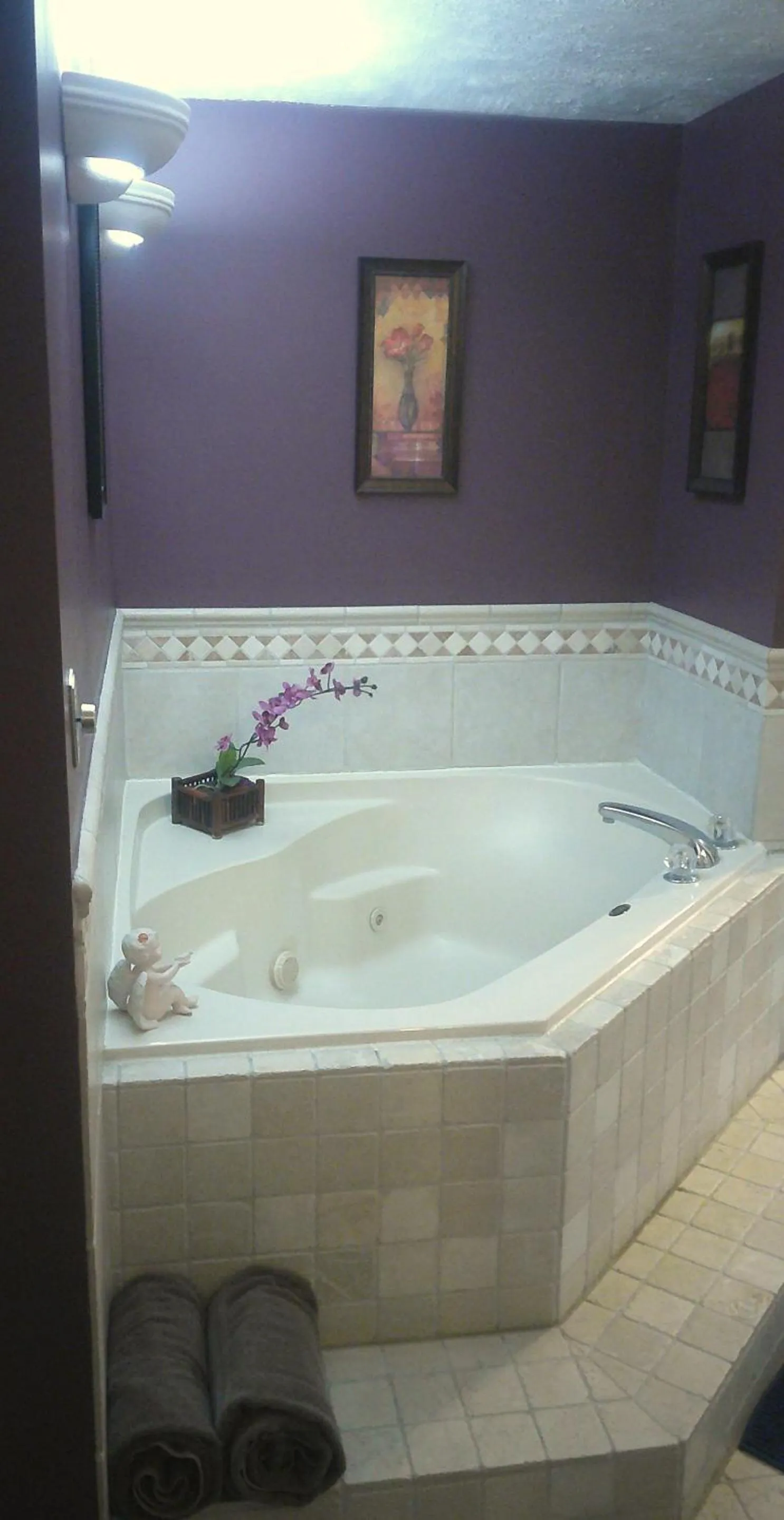 Hot Tub in Lil Black Bear Inn