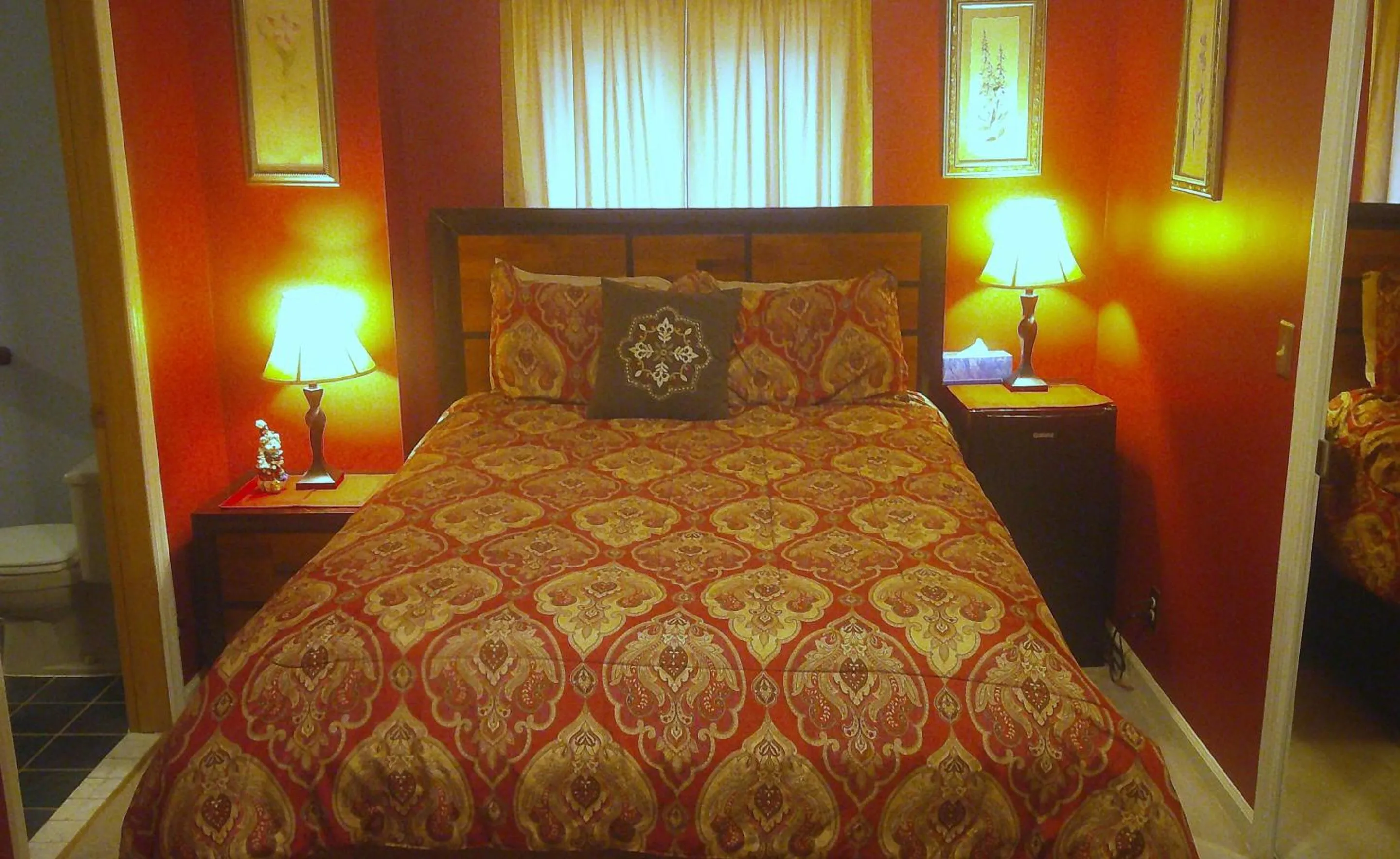 Bedroom, Bed in Lil Black Bear Inn