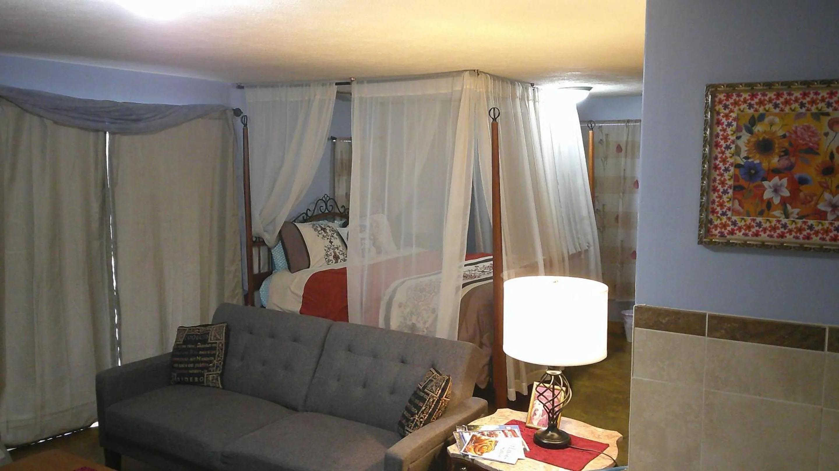 Bedroom, Bed in Lil Black Bear Inn