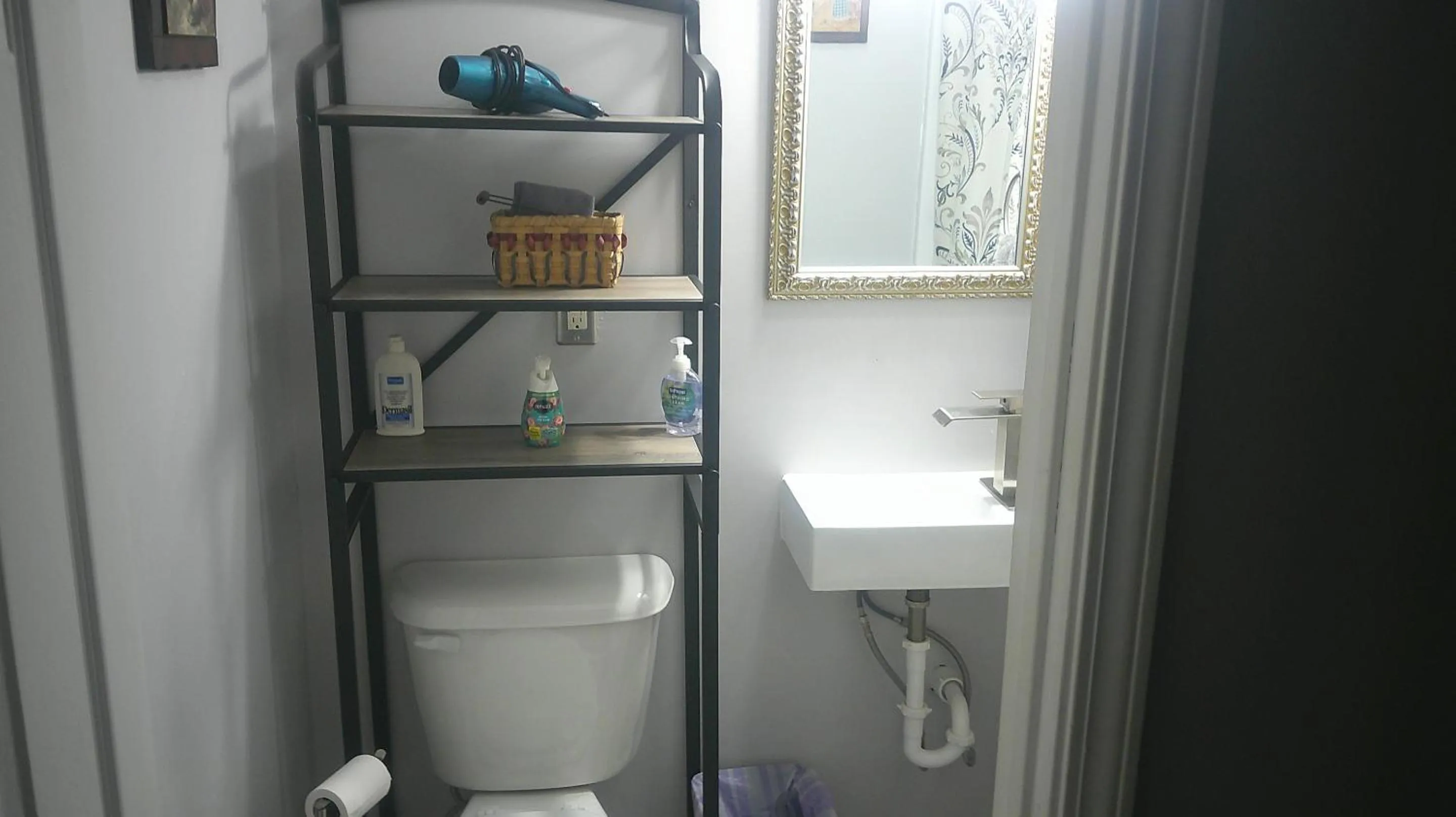 Bathroom in Lil Black Bear Inn