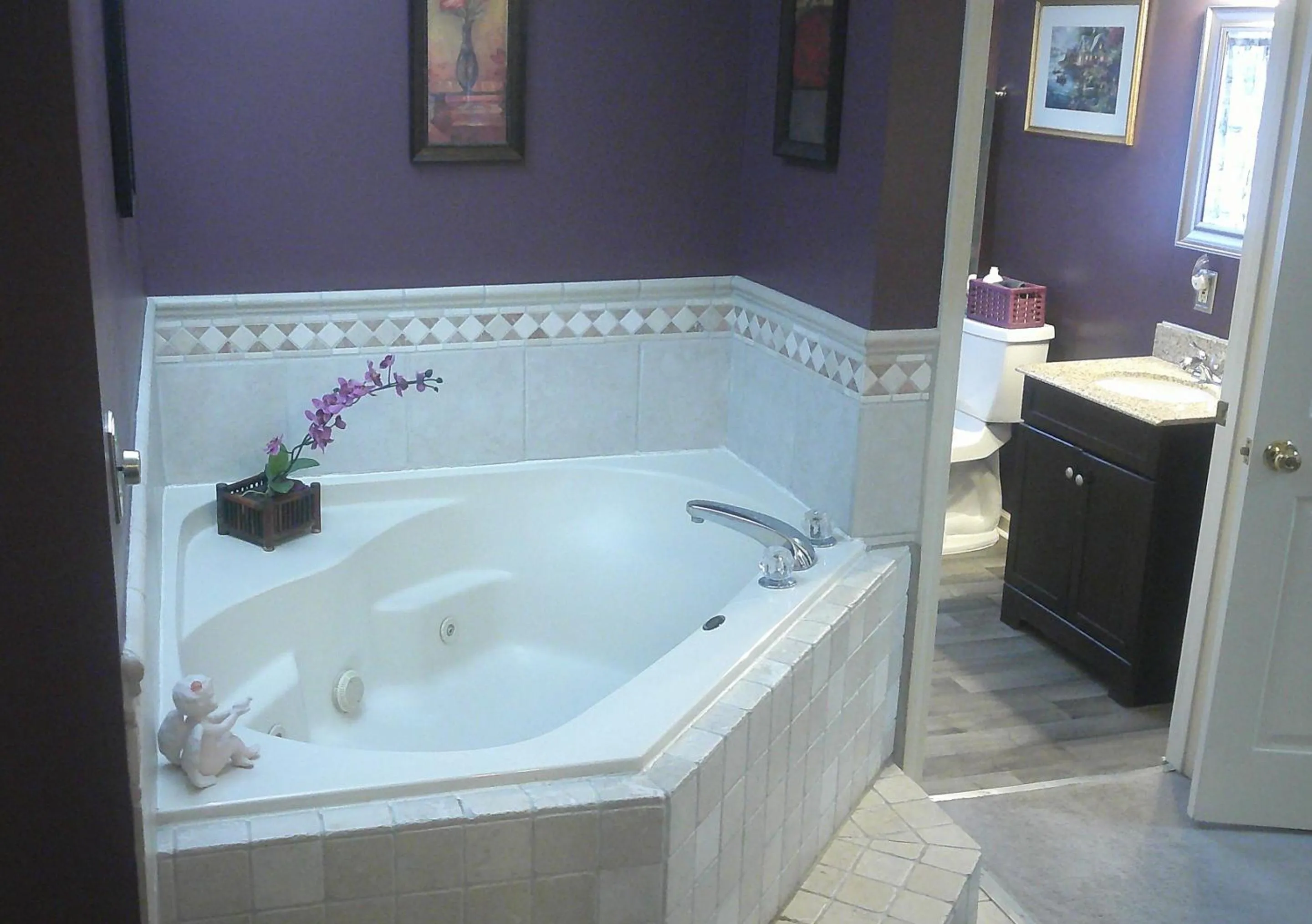 Hot Tub in Lil Black Bear Inn
