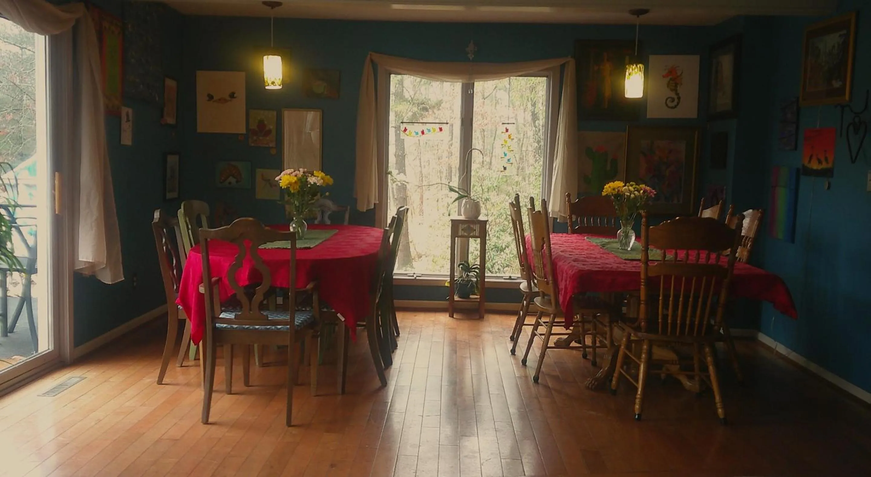 Dining area in Lil Black Bear Inn