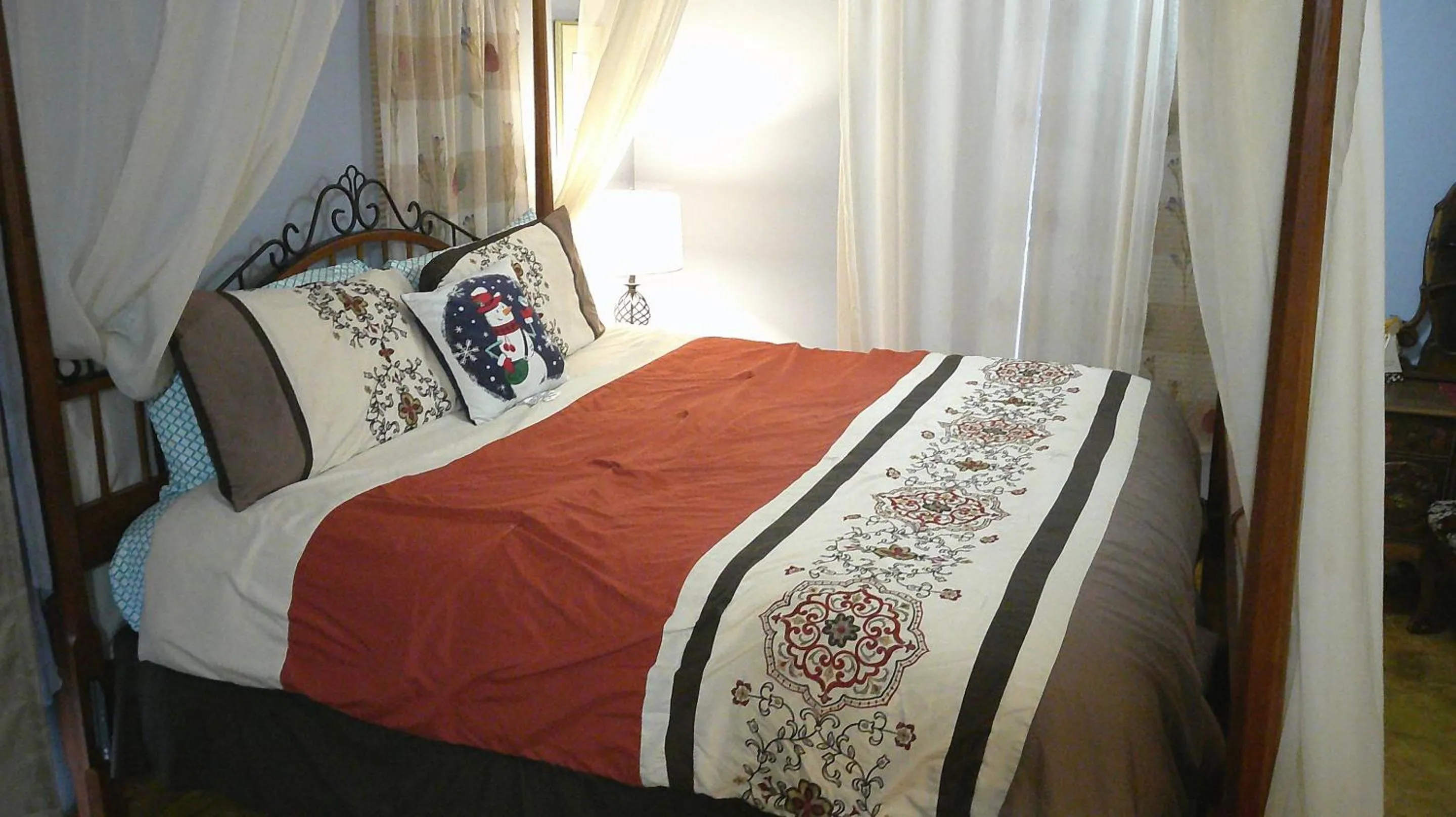 Bathroom, Bed in Lil Black Bear Inn