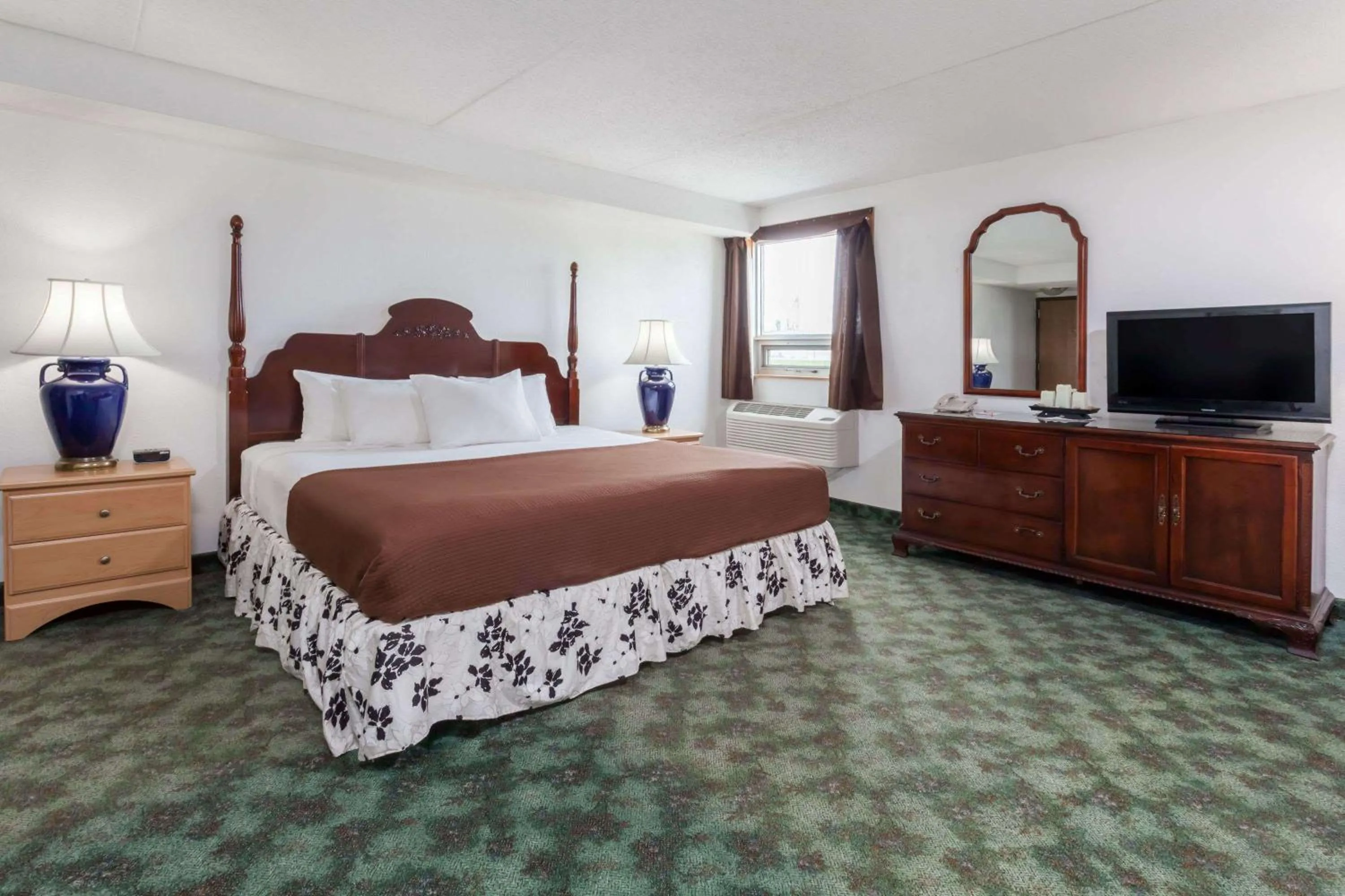 Photo of the whole room in Howard Johnson by Wyndham Melville