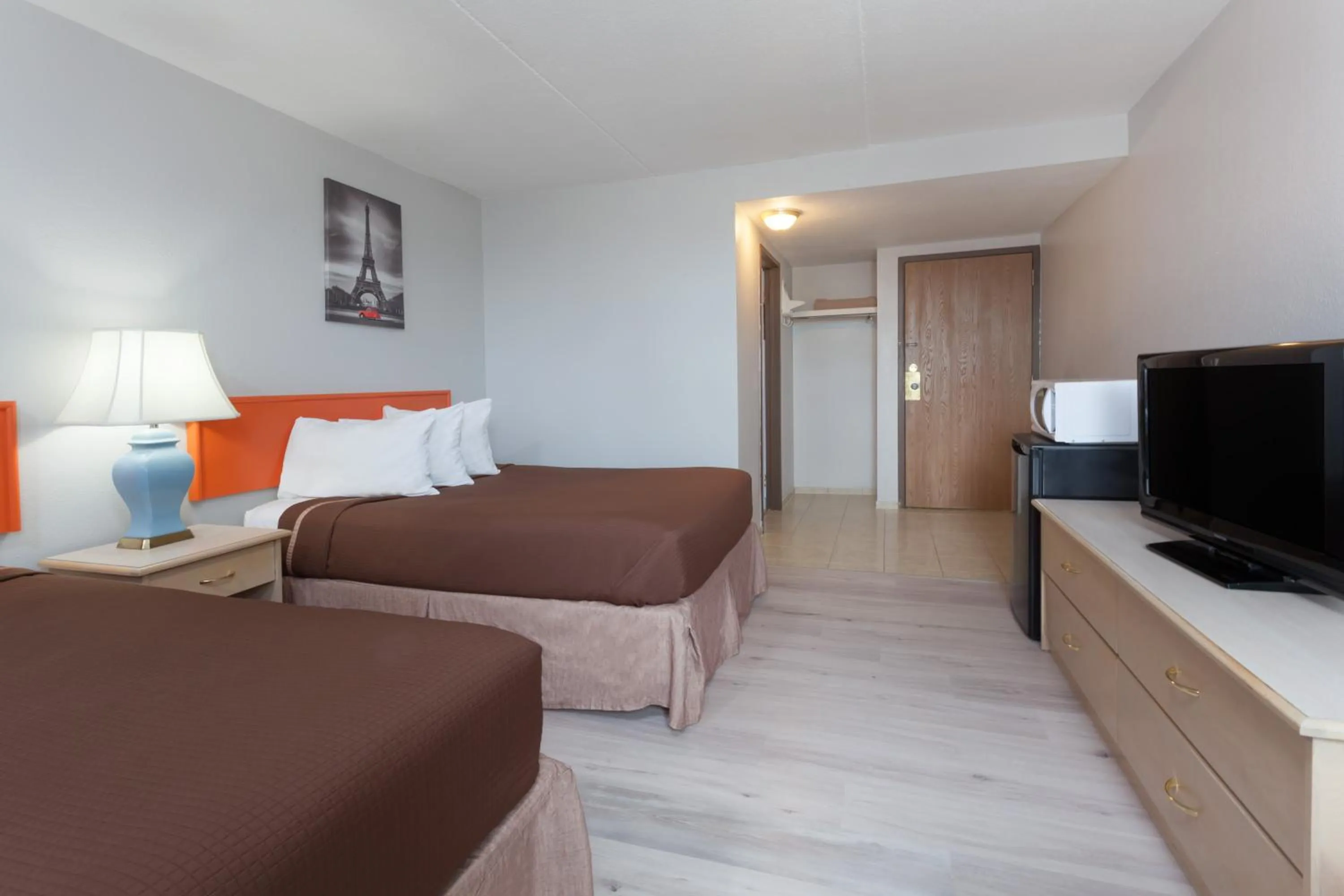 Street view, TV/Entertainment Center in Howard Johnson by Wyndham Melville