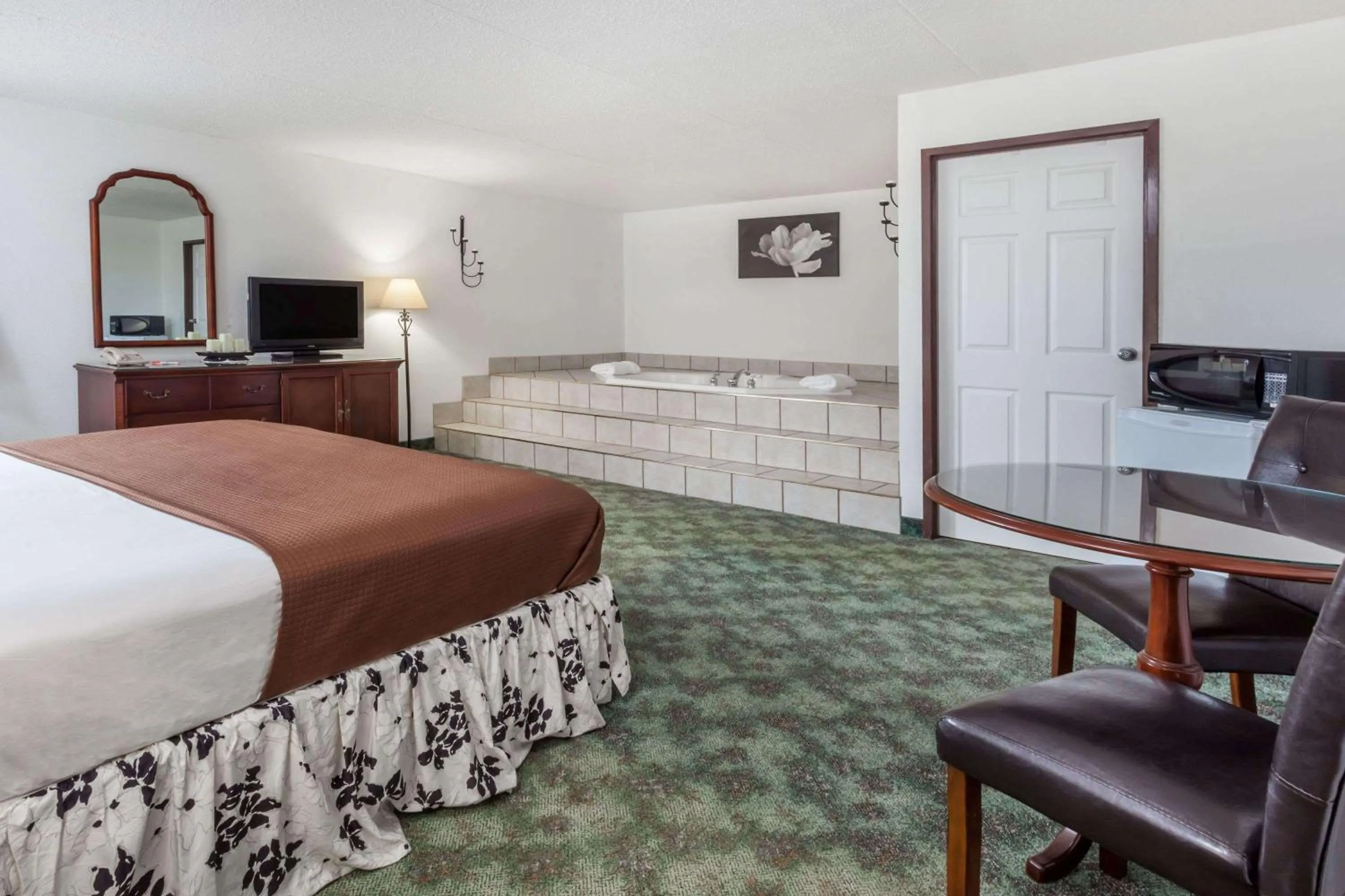 Photo of the whole room in Howard Johnson by Wyndham Melville