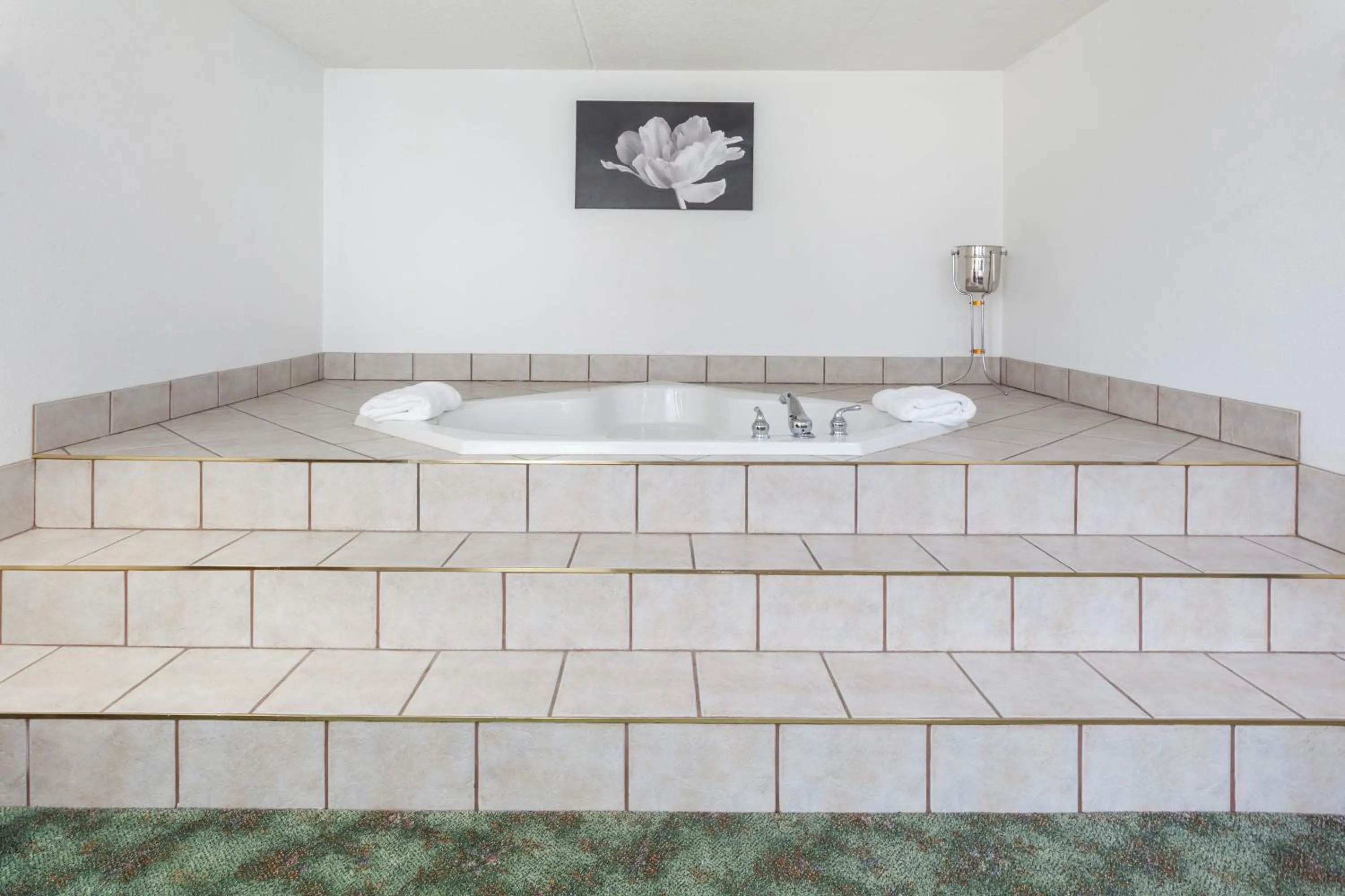 Howard Johnson by Wyndham Melville