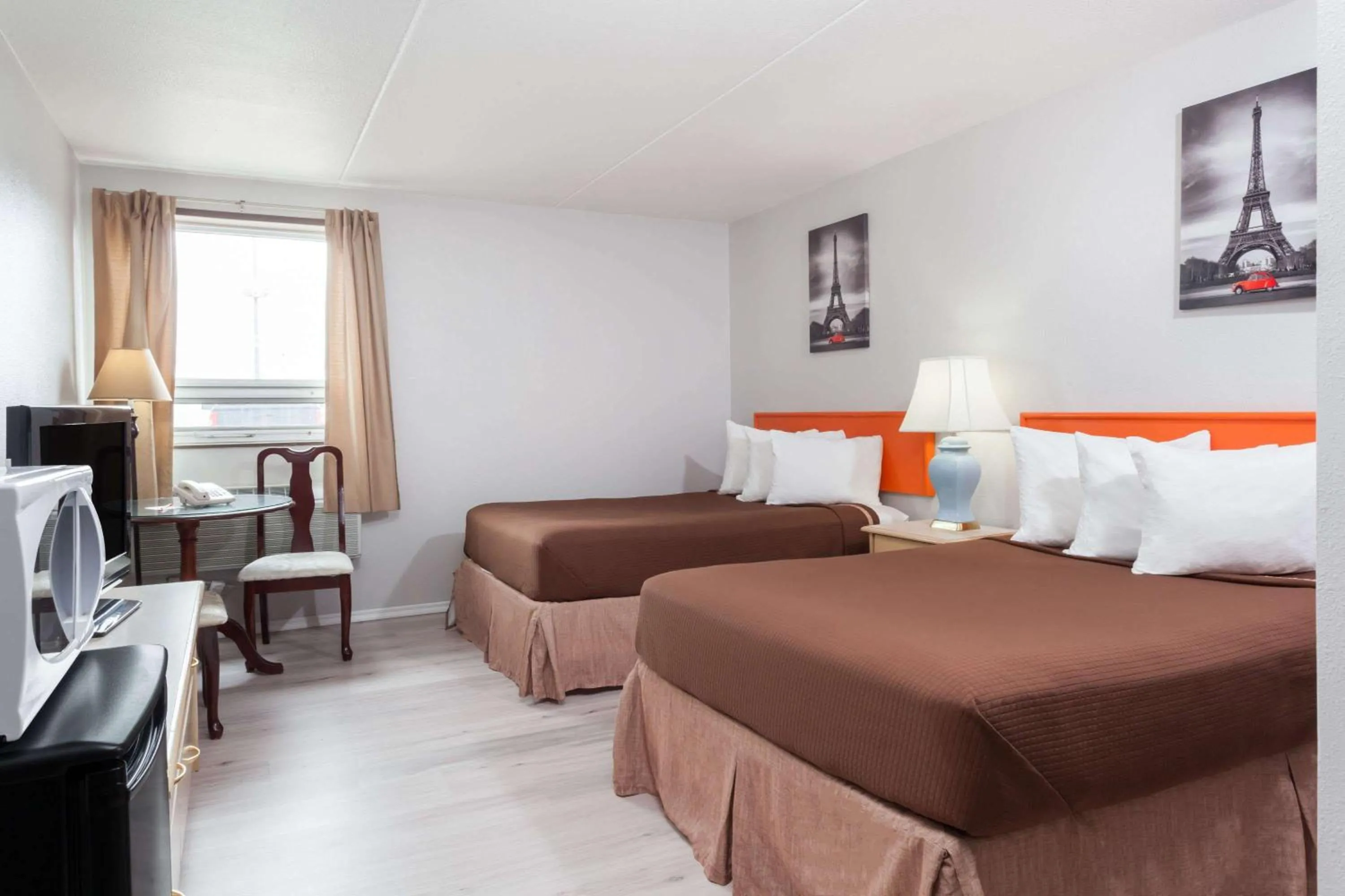 Photo of the whole room in Howard Johnson by Wyndham Melville