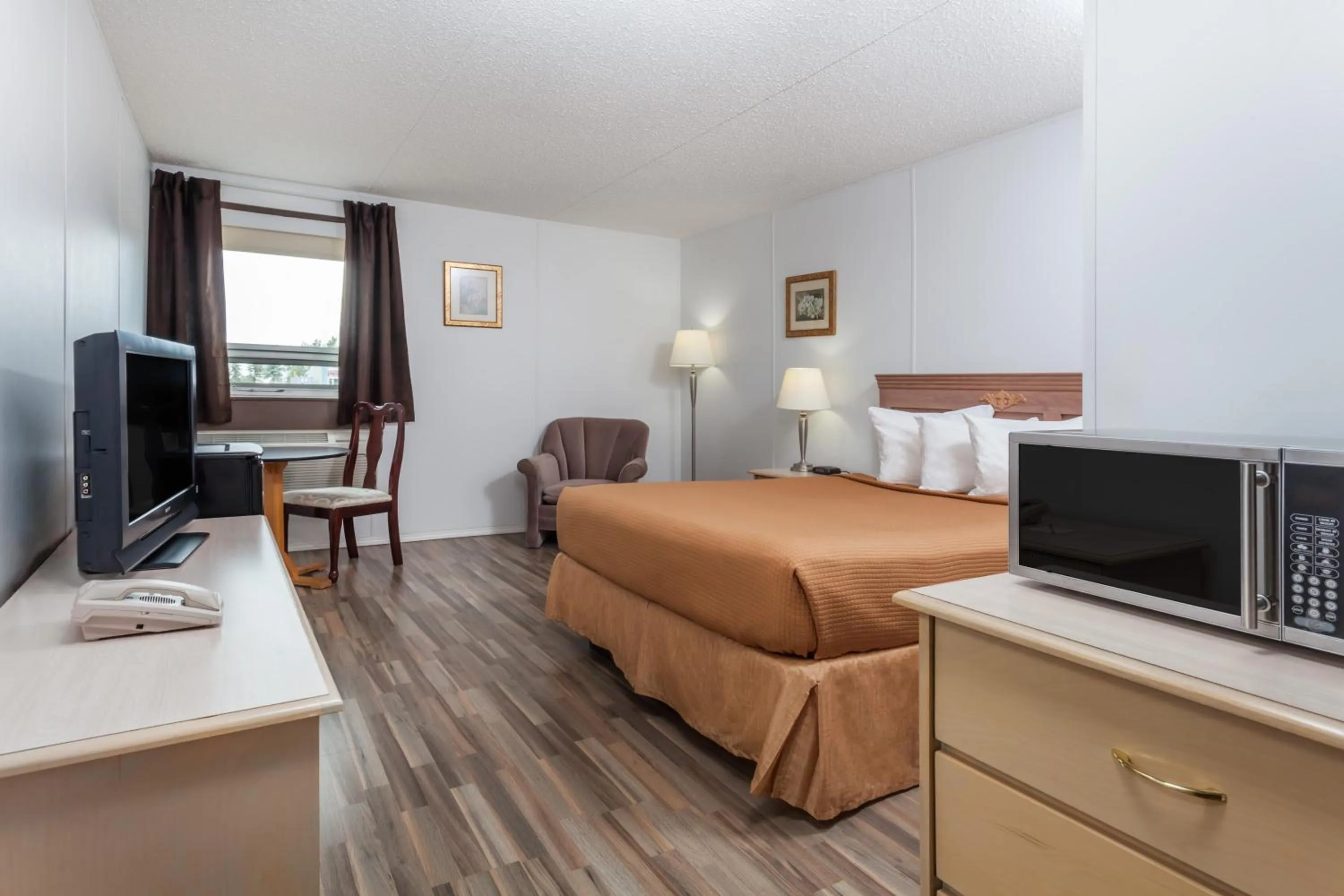 Bedroom, TV/Entertainment Center in Howard Johnson by Wyndham Melville