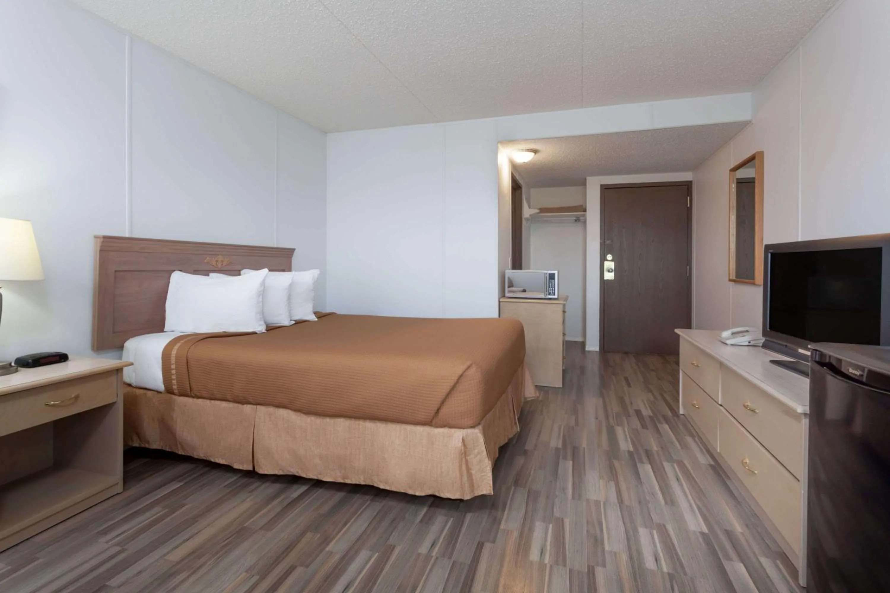 Photo of the whole room in Howard Johnson by Wyndham Melville