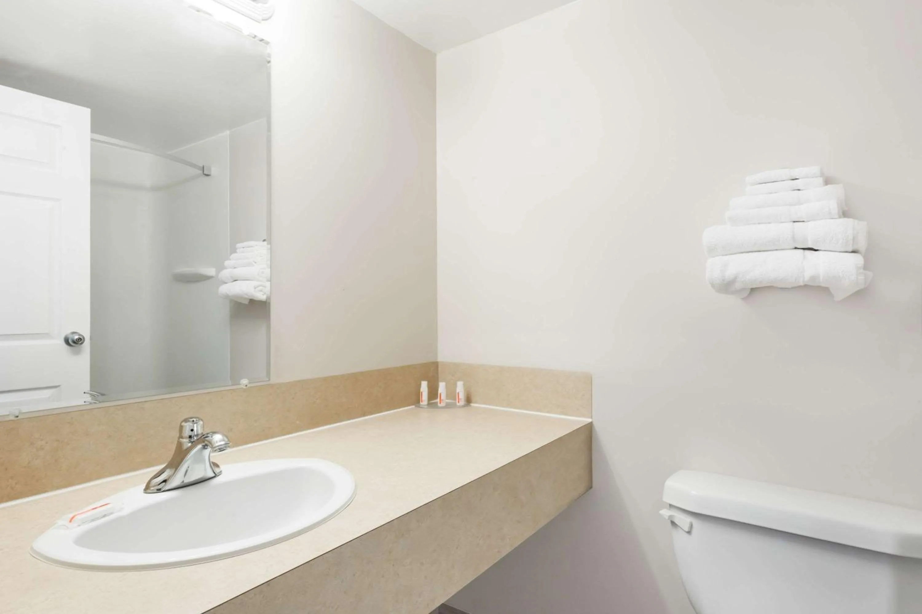 Bathroom in Howard Johnson by Wyndham Melville