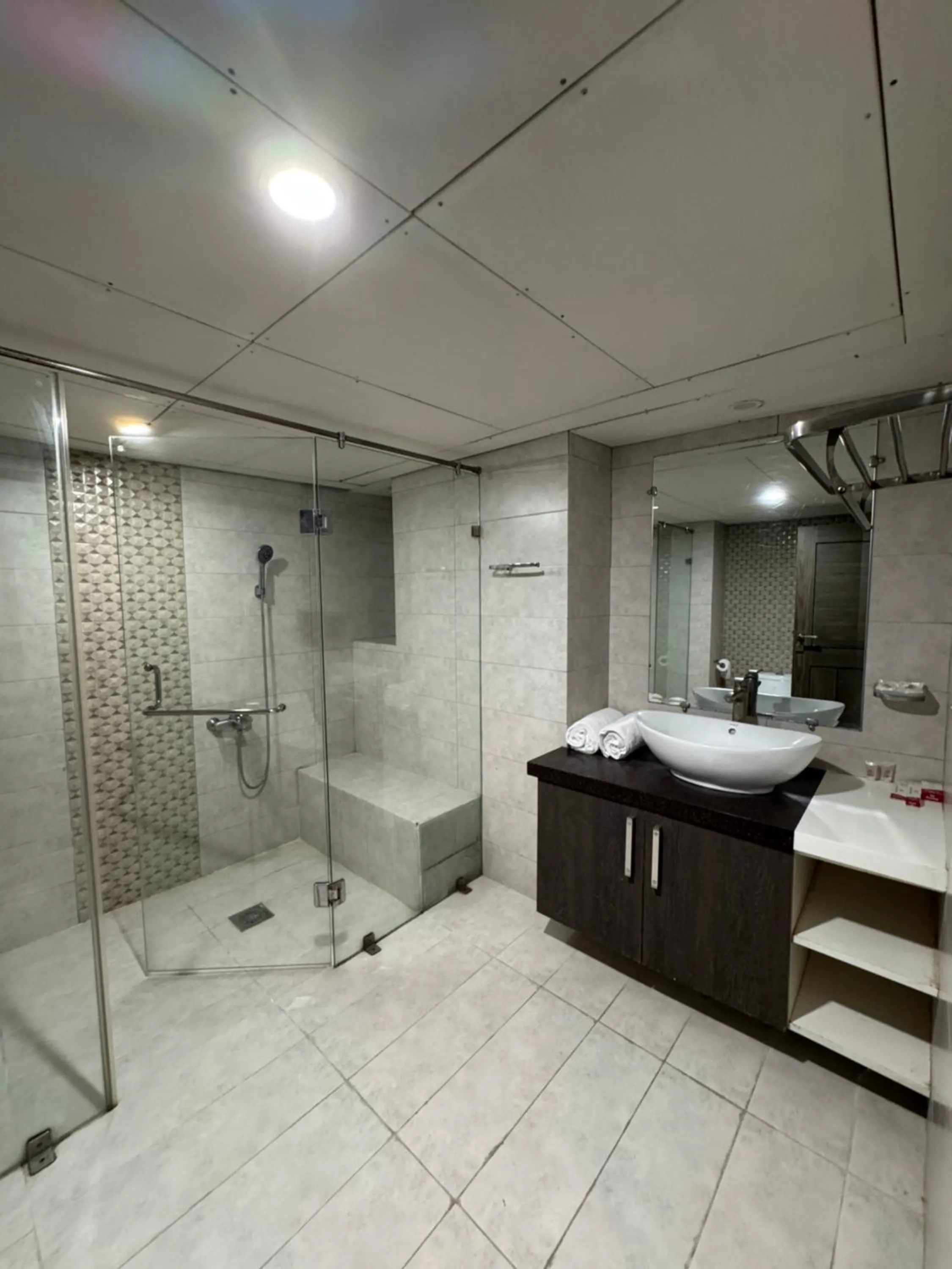 Shower in Hotel de Papae