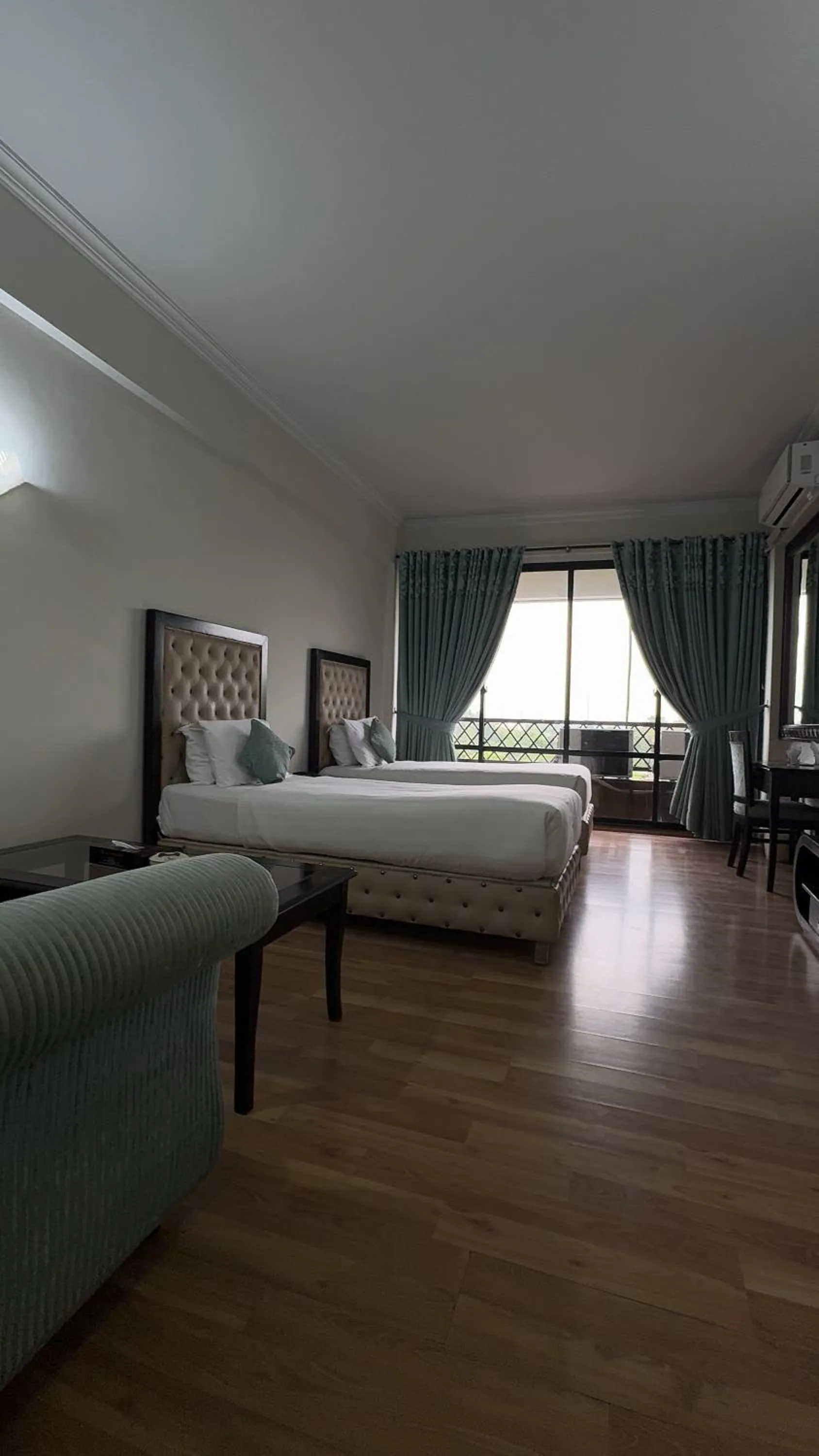 Photo of the whole room, Bed in Hotel de Papae