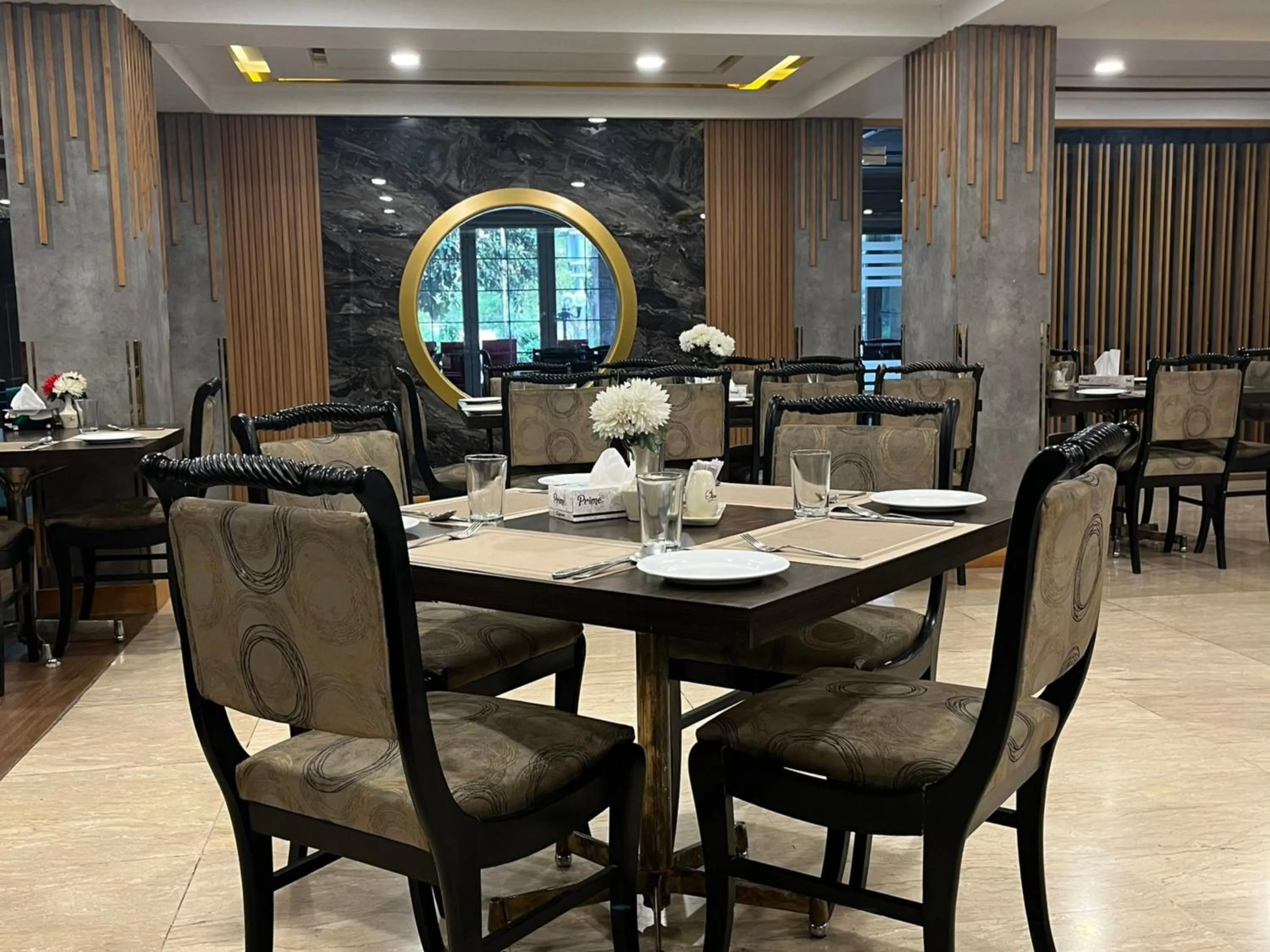 Restaurant/places to eat in Hotel de Papae