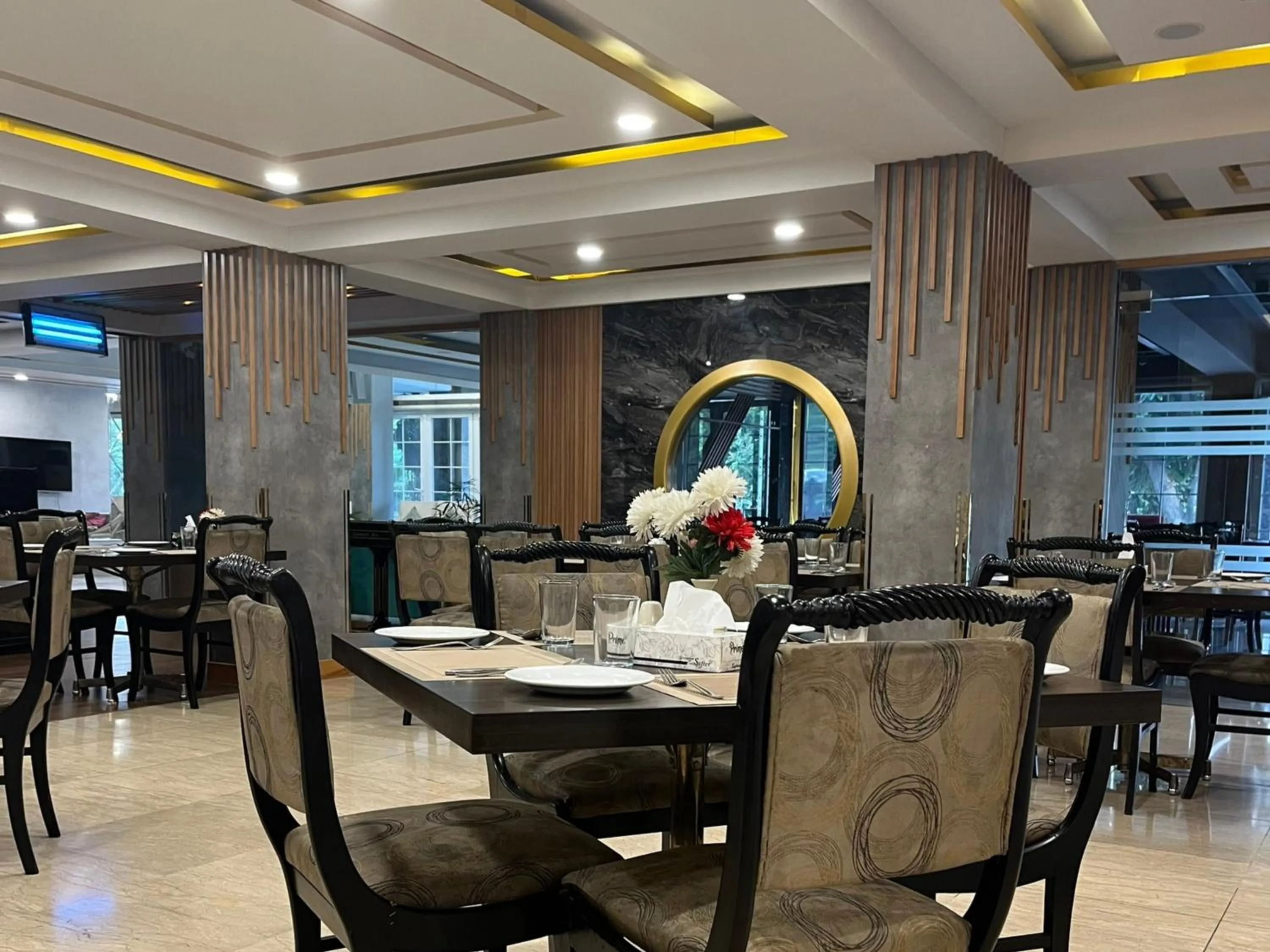 Restaurant/places to eat in Hotel de Papae