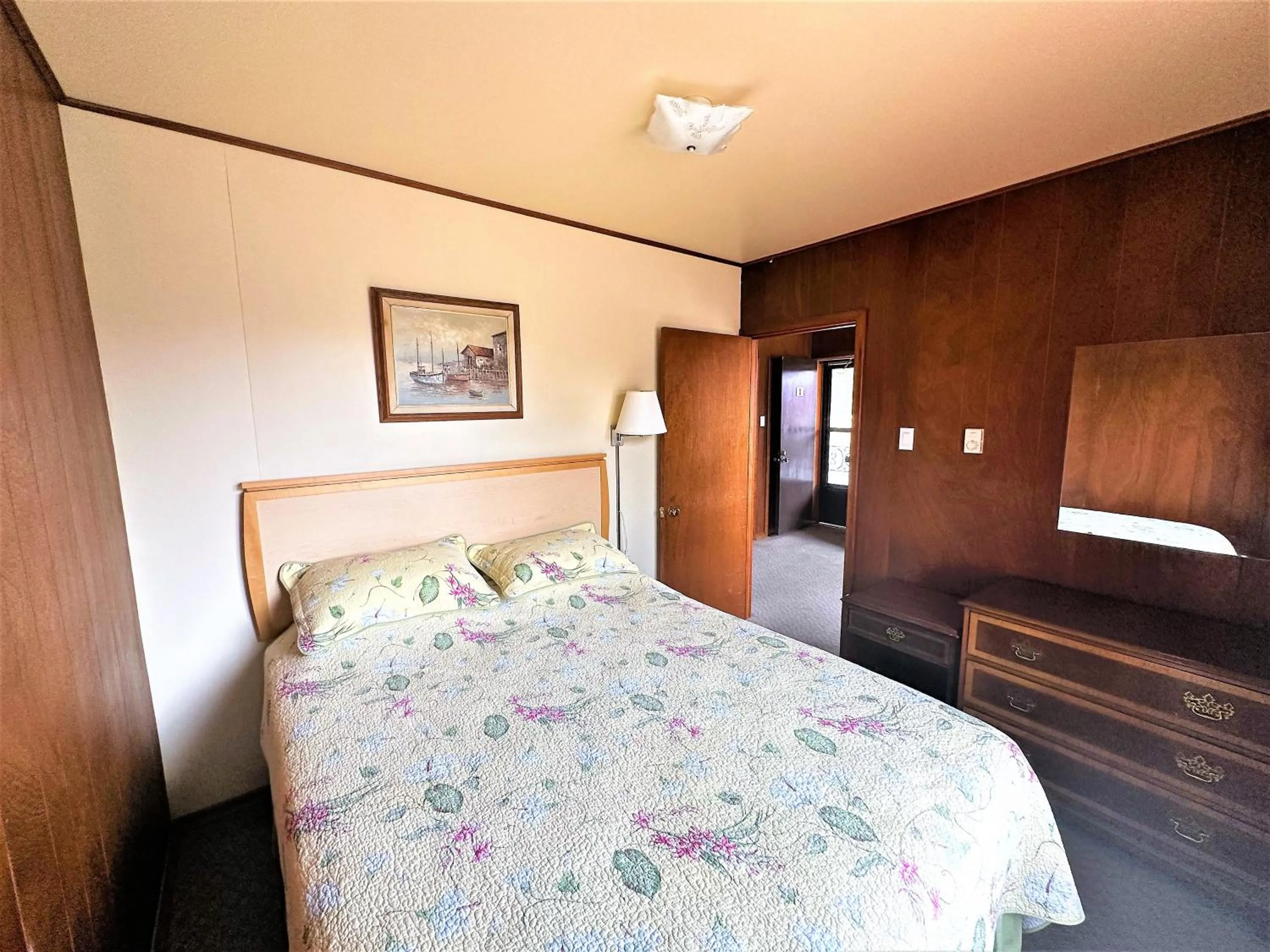 Bed in Red Top Motor Inn