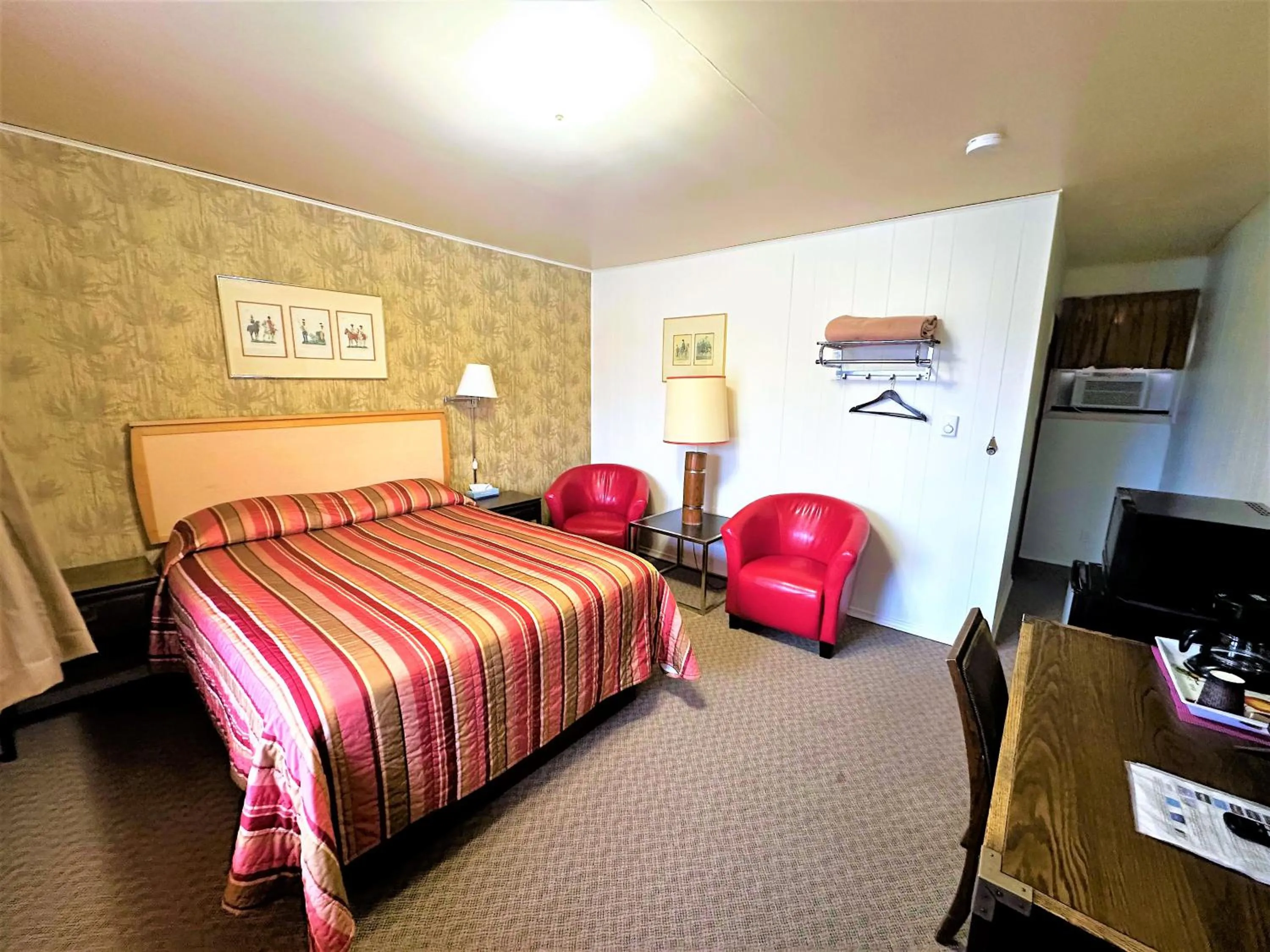 Bedroom, Bed in Red Top Motor Inn