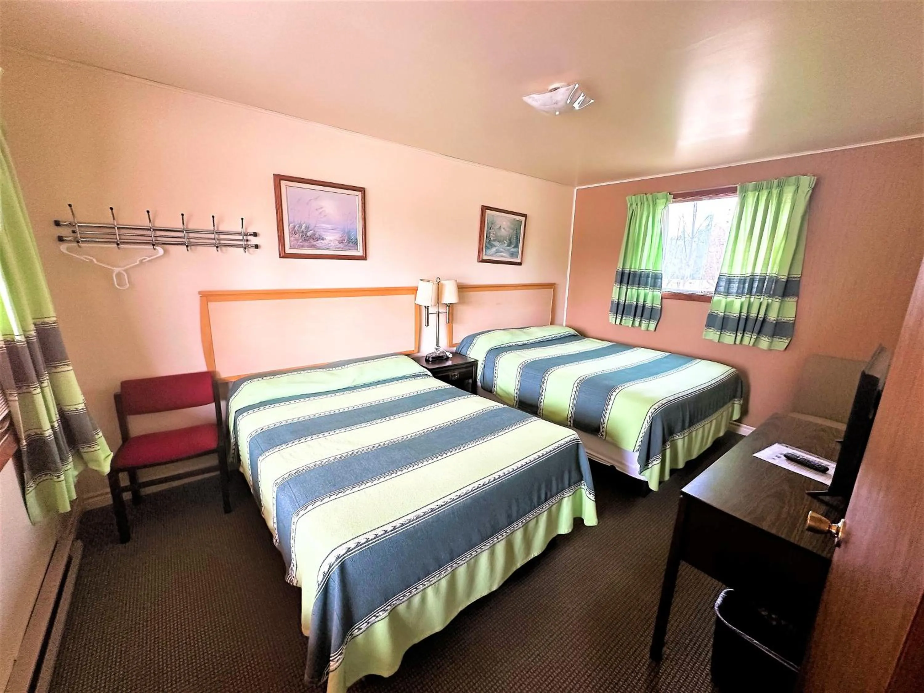 Bed in Red Top Motor Inn