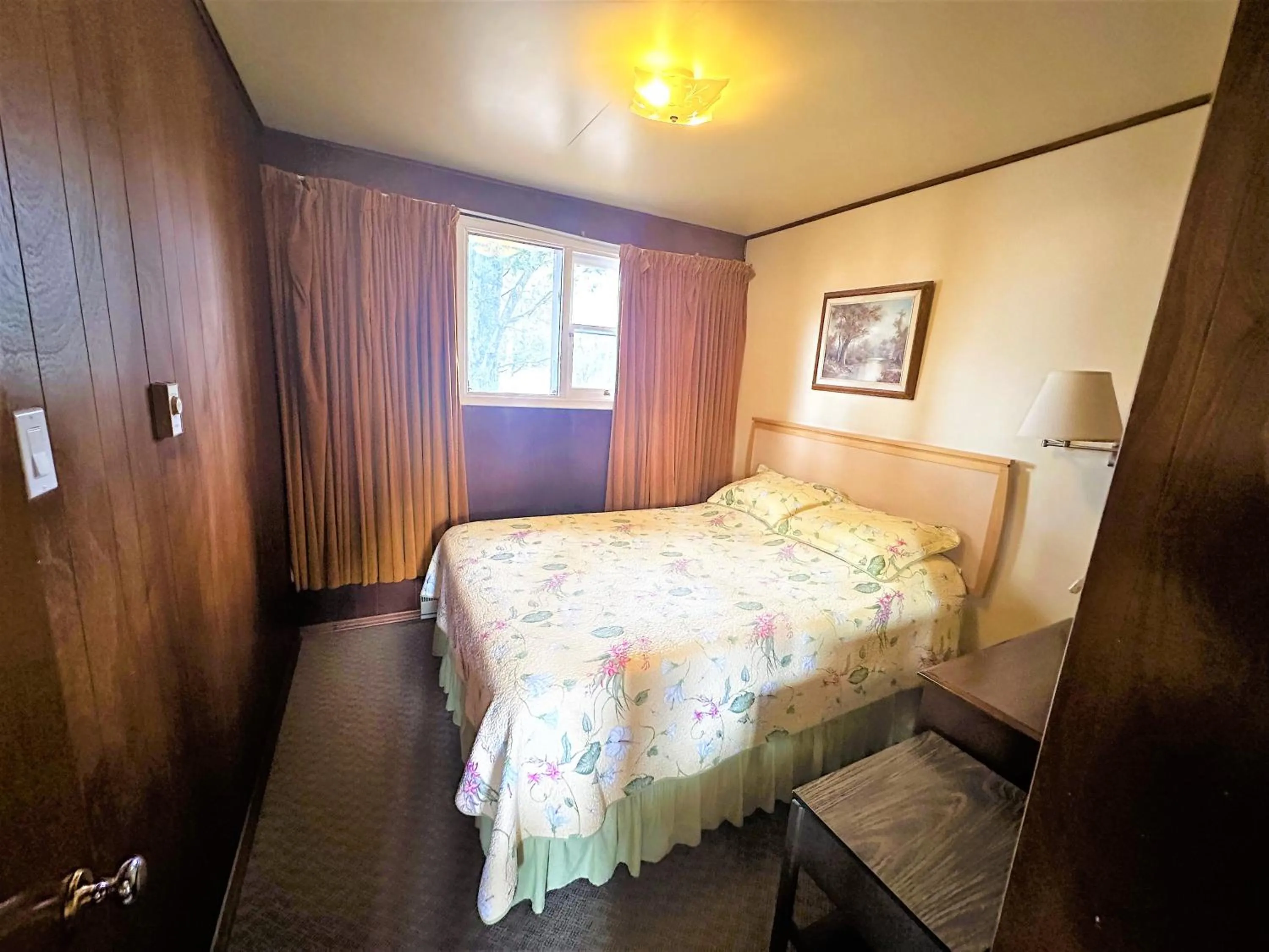 Bedroom, Bed in Red Top Motor Inn