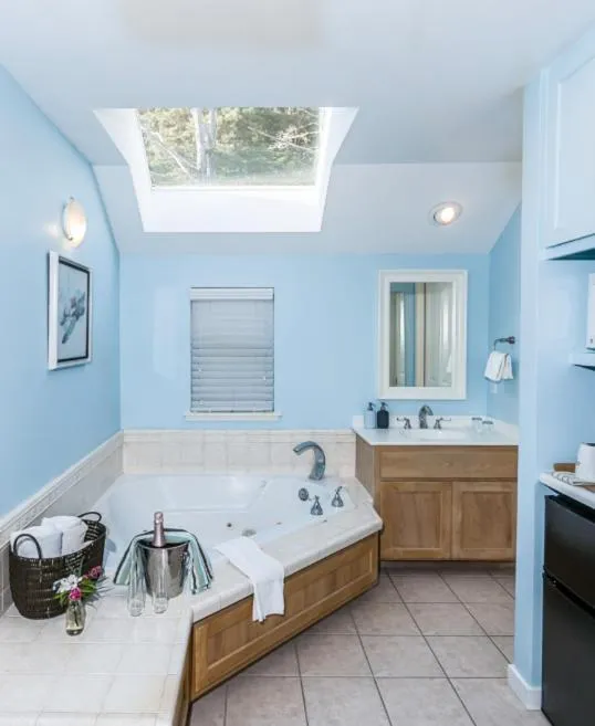 Bathroom in Inn at Schoolhouse Creek