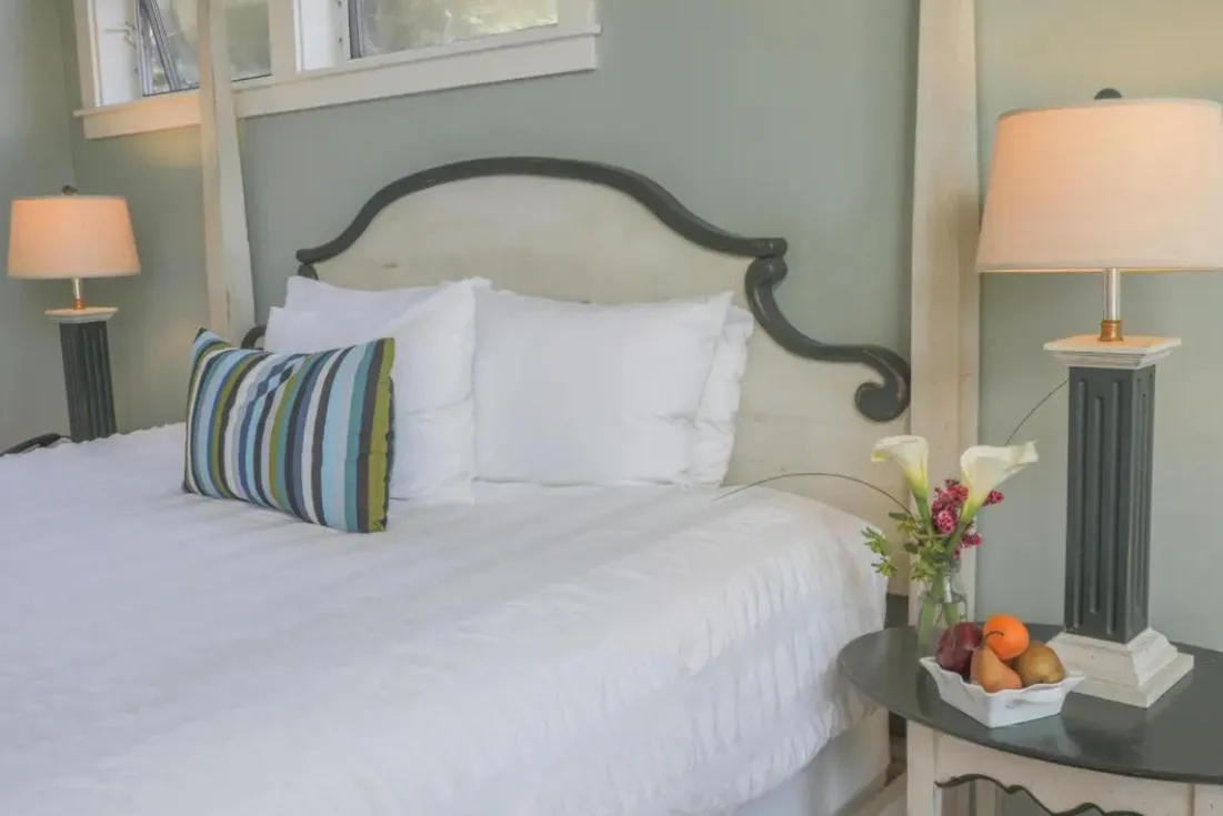 Bed in Inn at Schoolhouse Creek