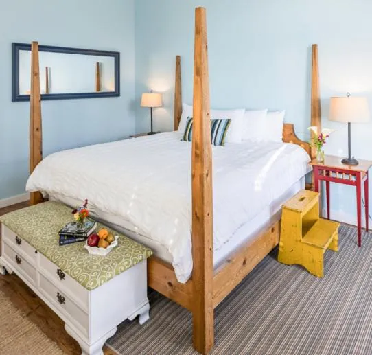 Bed in Inn at Schoolhouse Creek