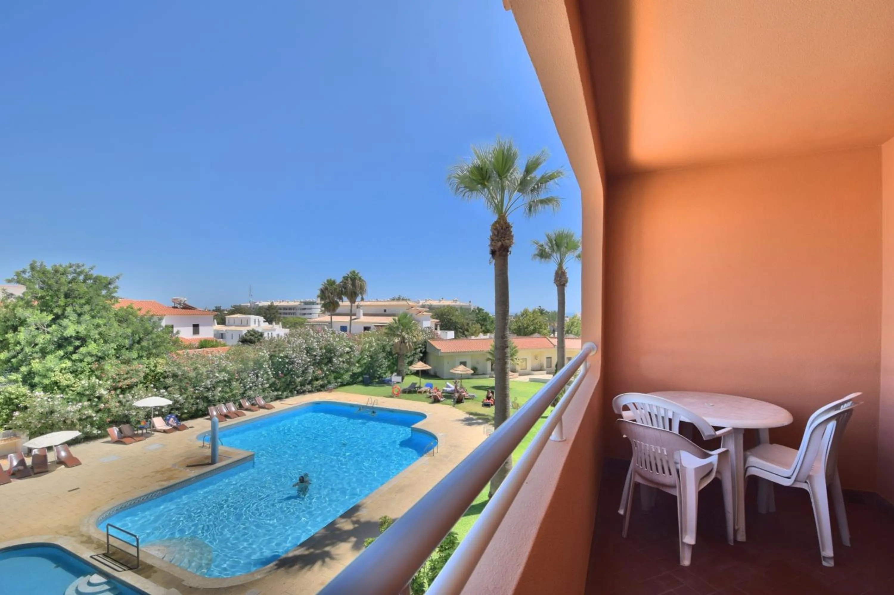 Pool view in Bellavista Avenida By BeGuest