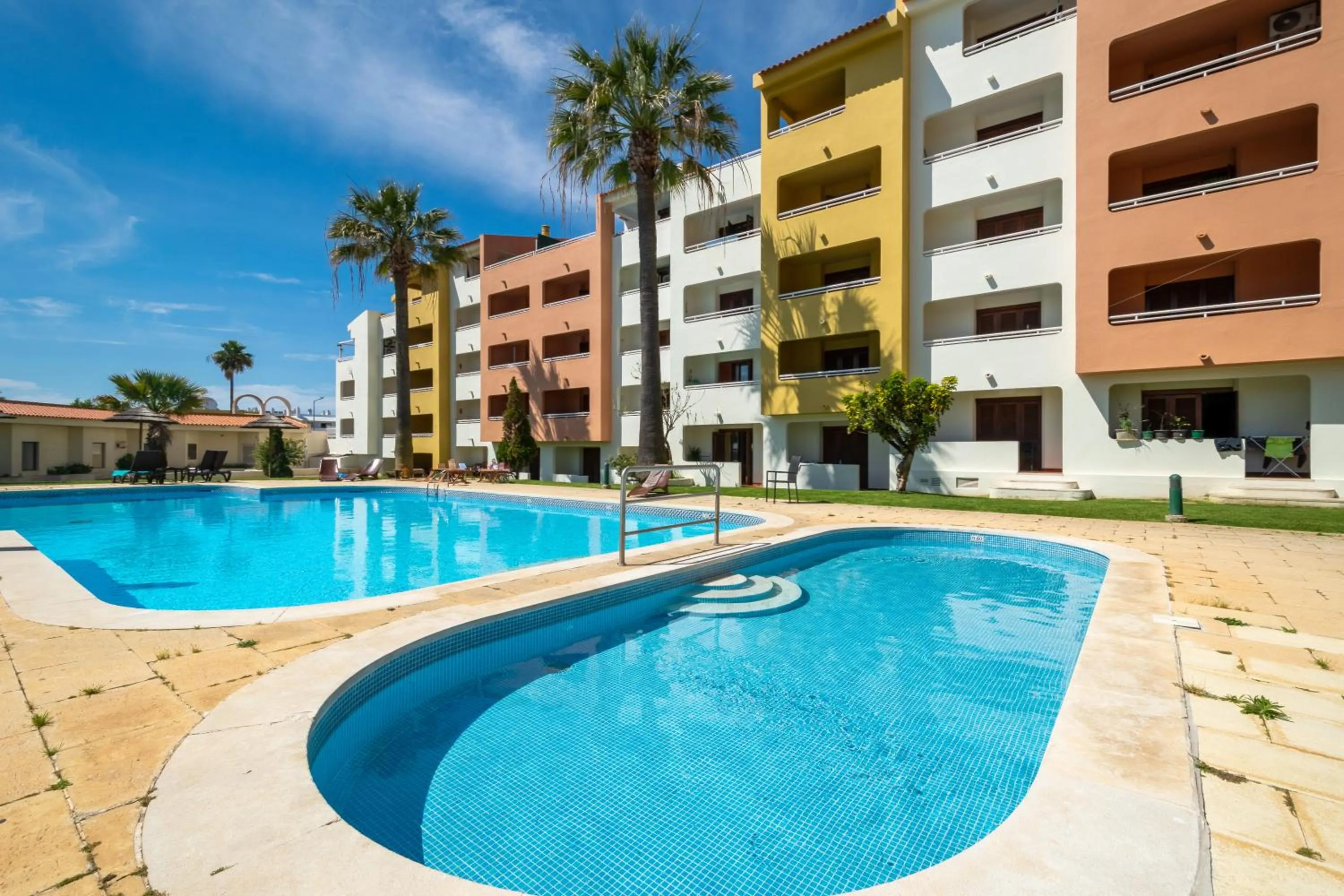 Property building in Bellavista Avenida By BeGuest