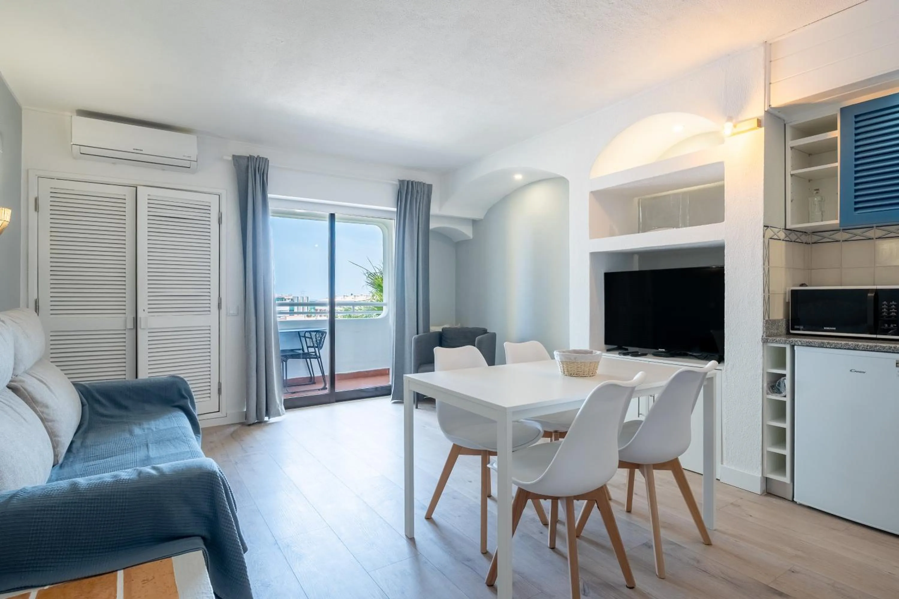 Communal lounge/ TV room in Bellavista Avenida By BeGuest