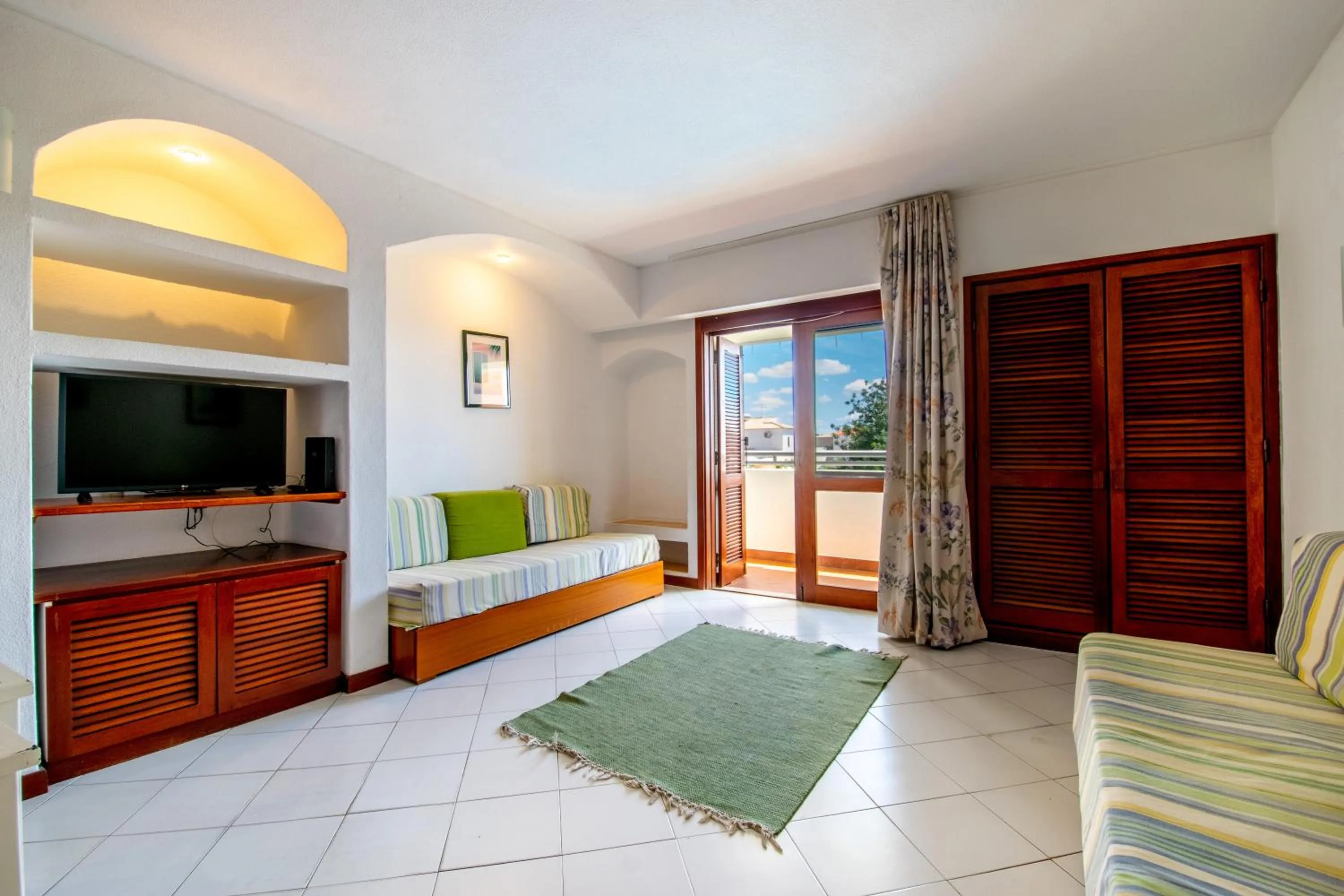 Living room, Bed in Bellavista Avenida By BeGuest