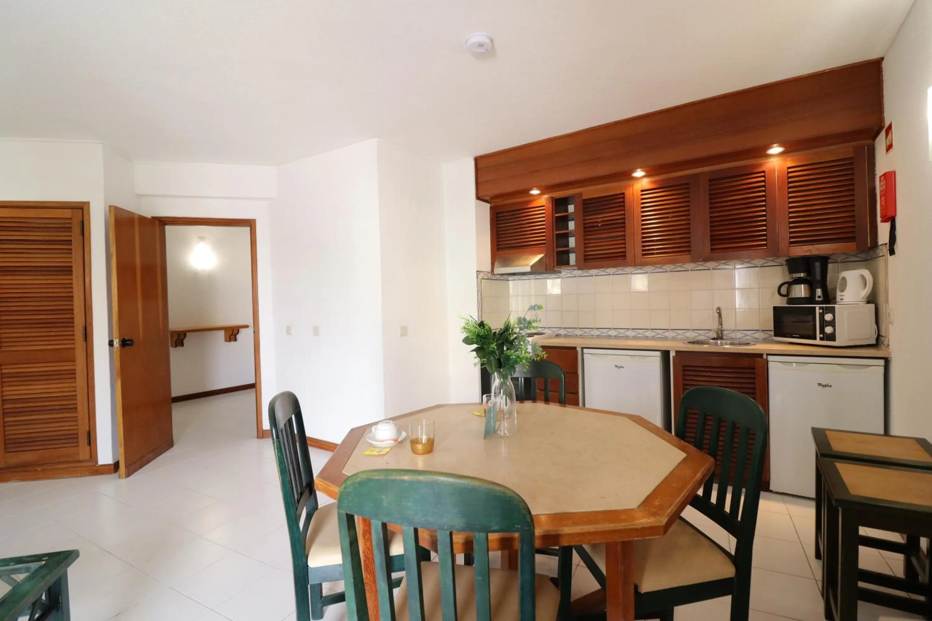 Dining area in Bellavista Avenida By BeGuest