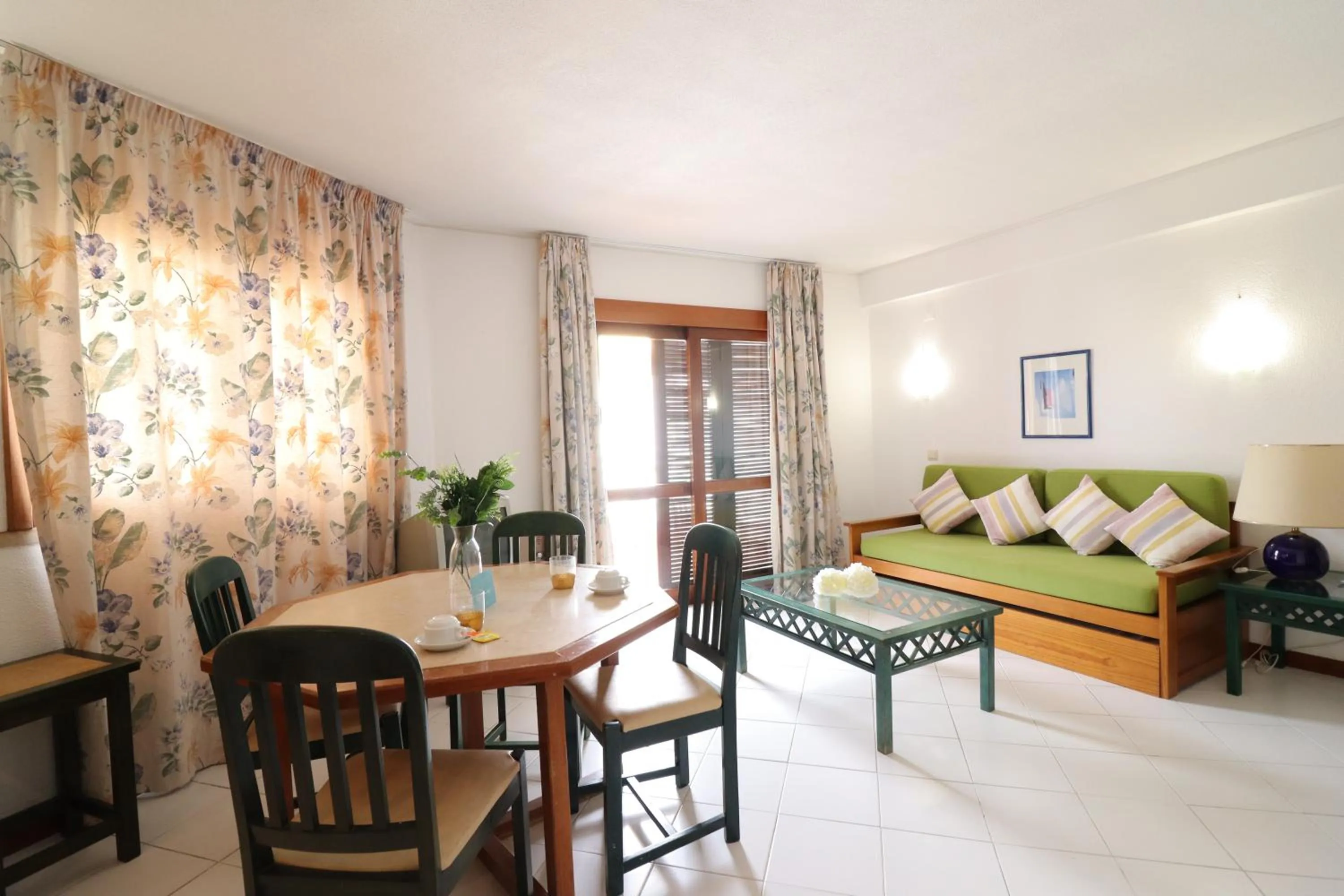 Living room, Bed in Bellavista Avenida By BeGuest