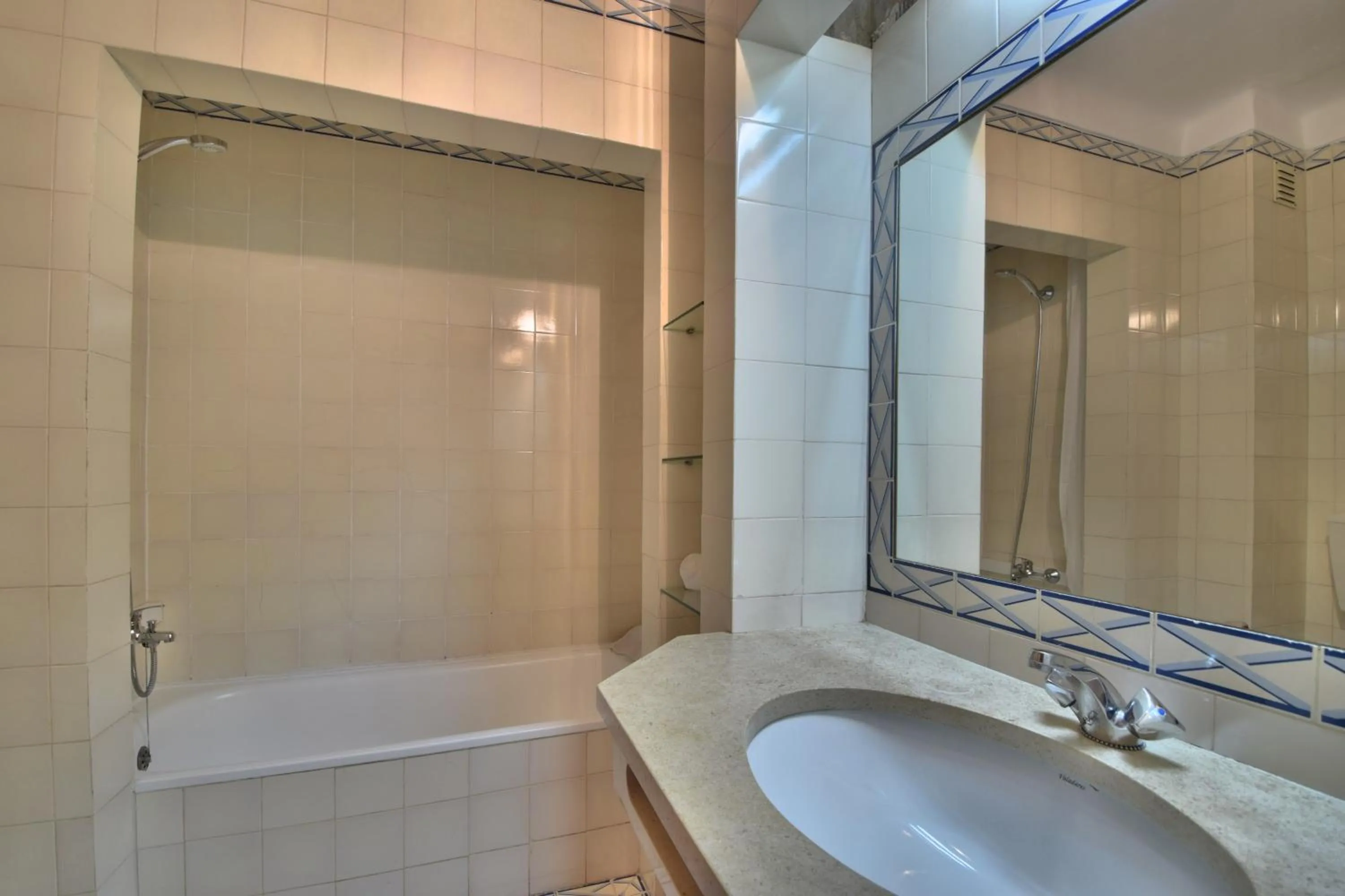Shower in Bellavista Avenida By BeGuest