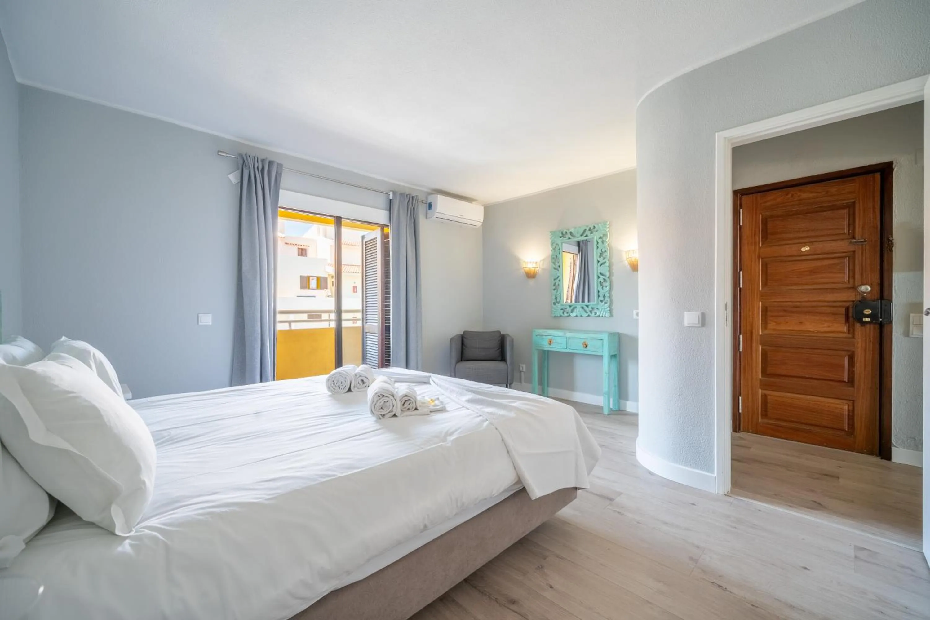 Bedroom, Bed in Bellavista Avenida By BeGuest