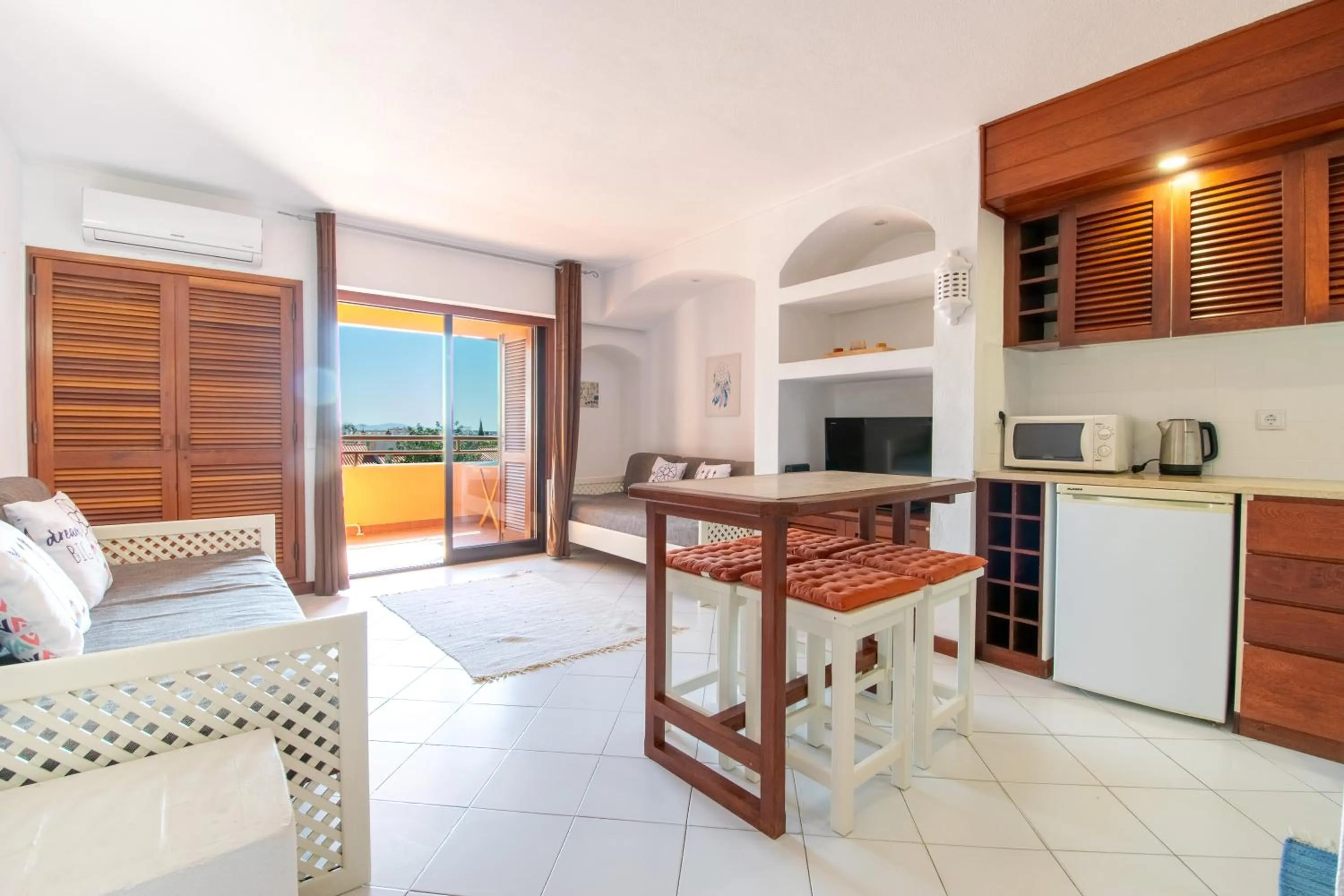 Dining area in Bellavista Avenida By BeGuest