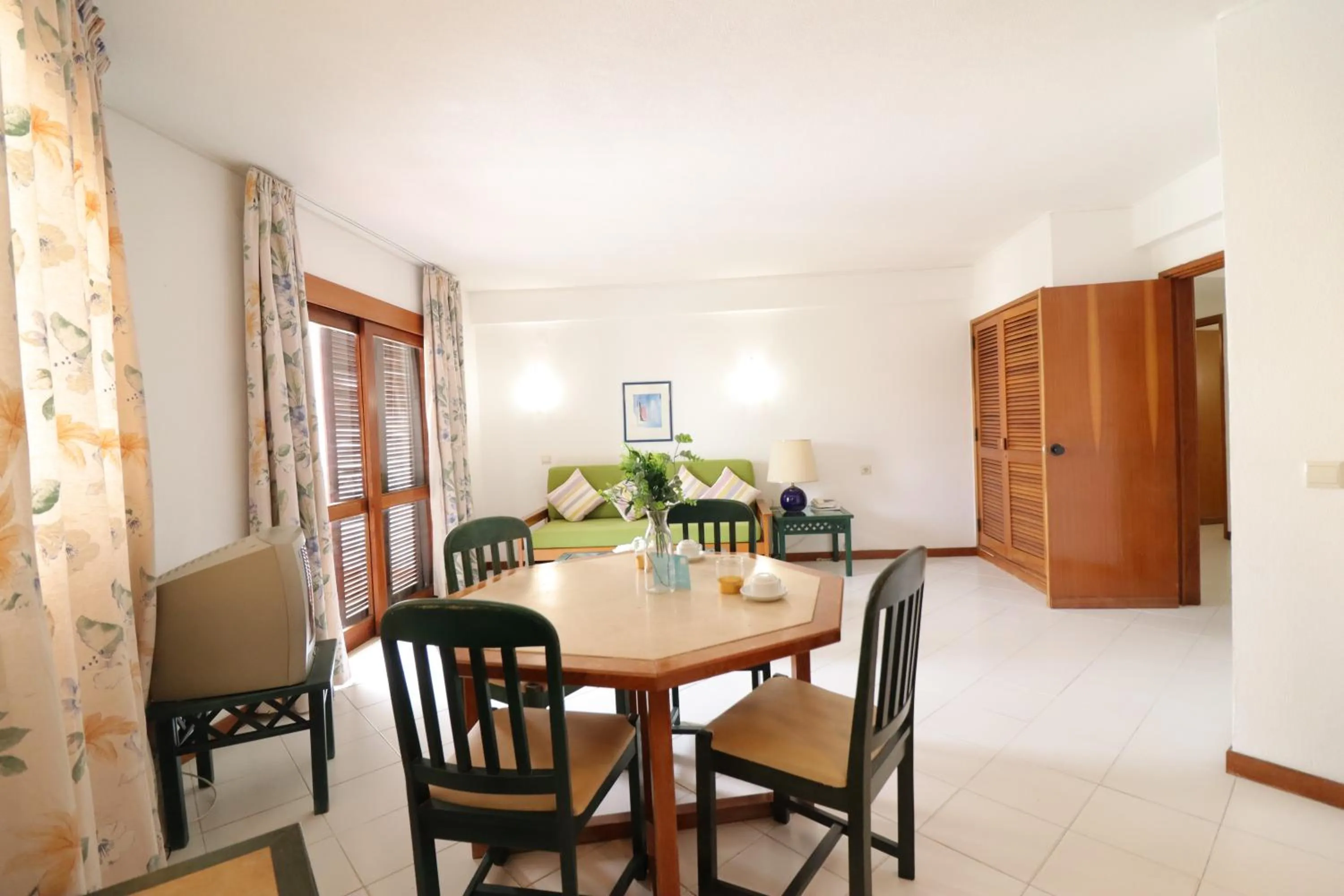 Dining area in Bellavista Avenida By BeGuest