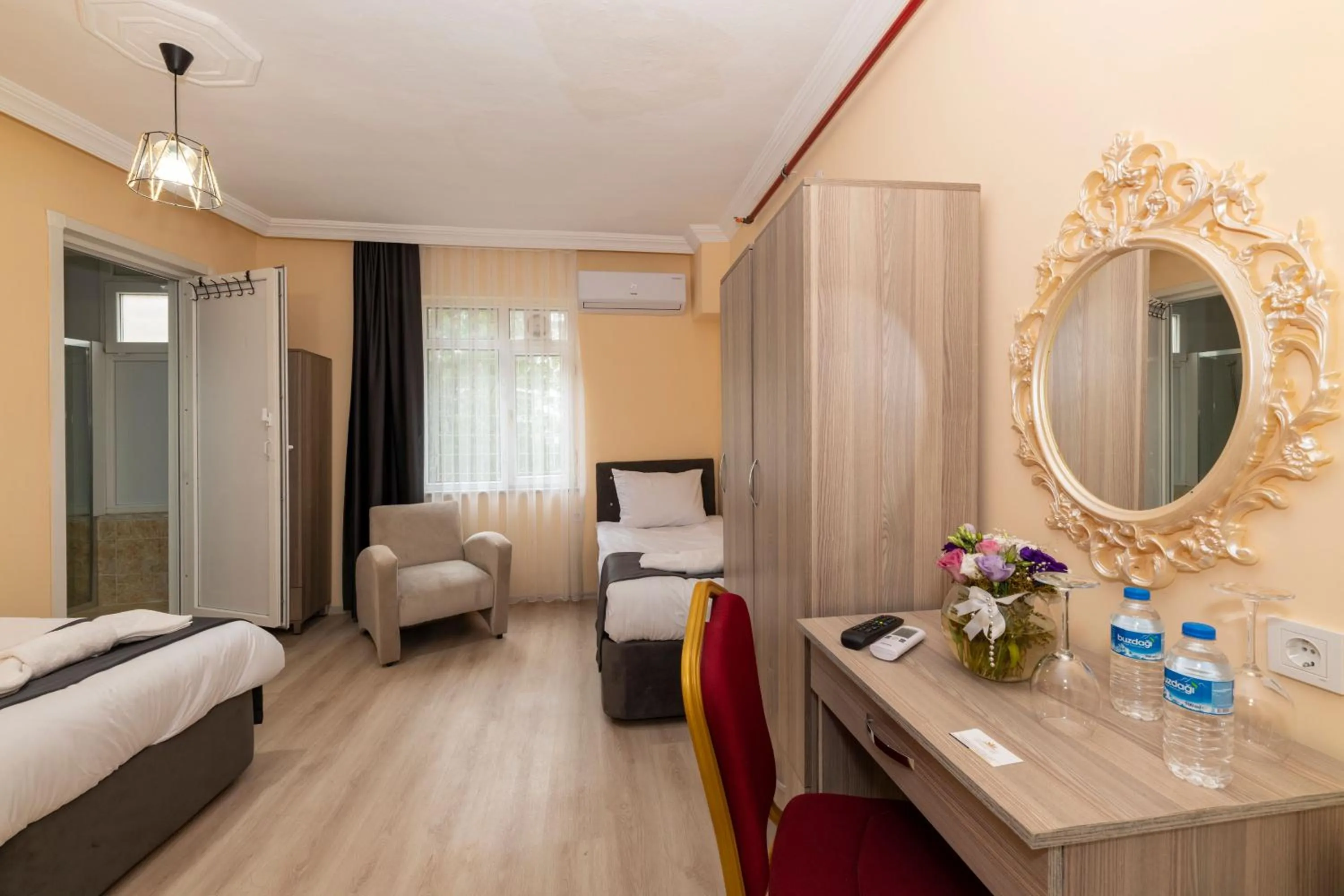 Bed in Golden Flower Pansiyon