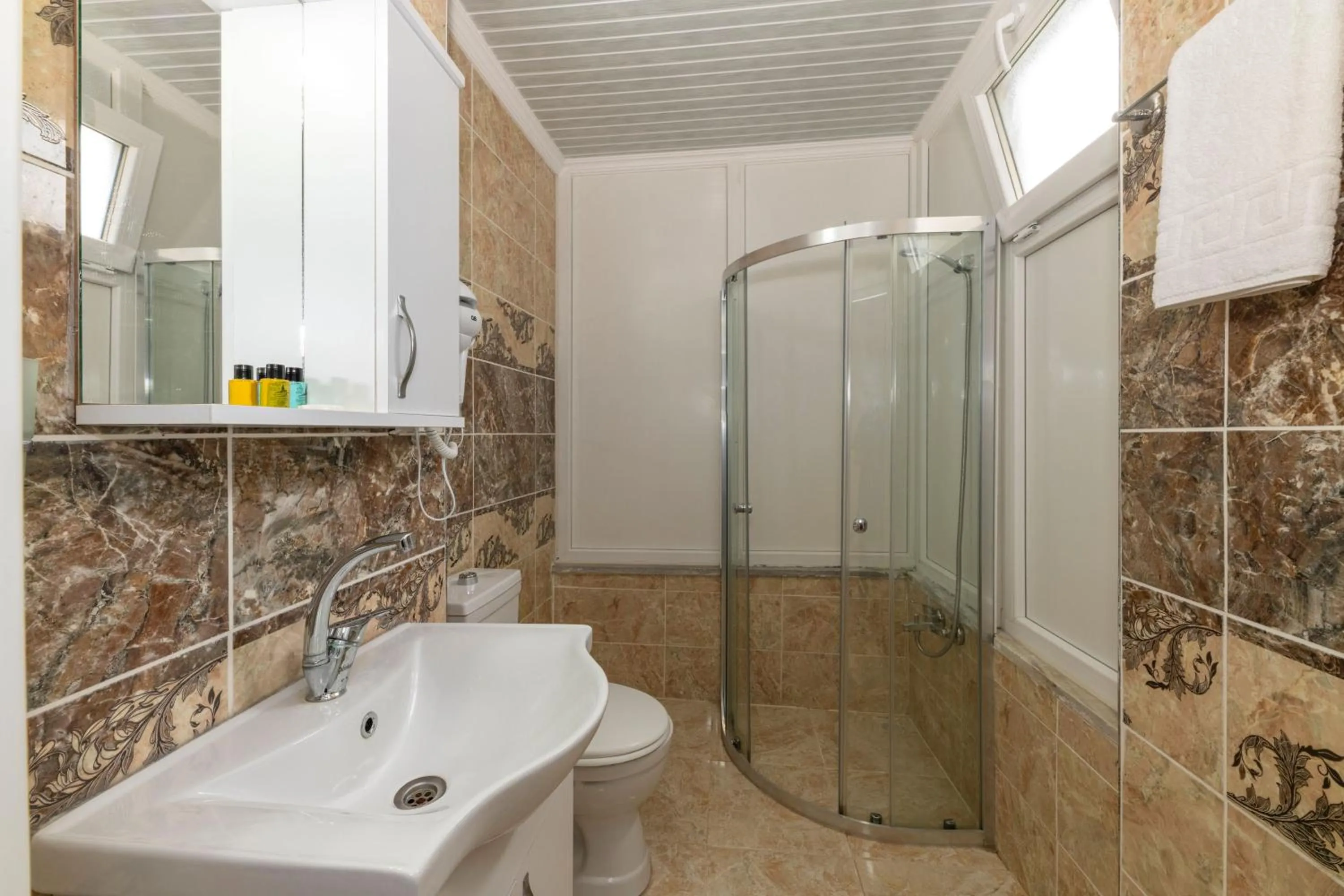 Shower in Golden Flower Pansiyon