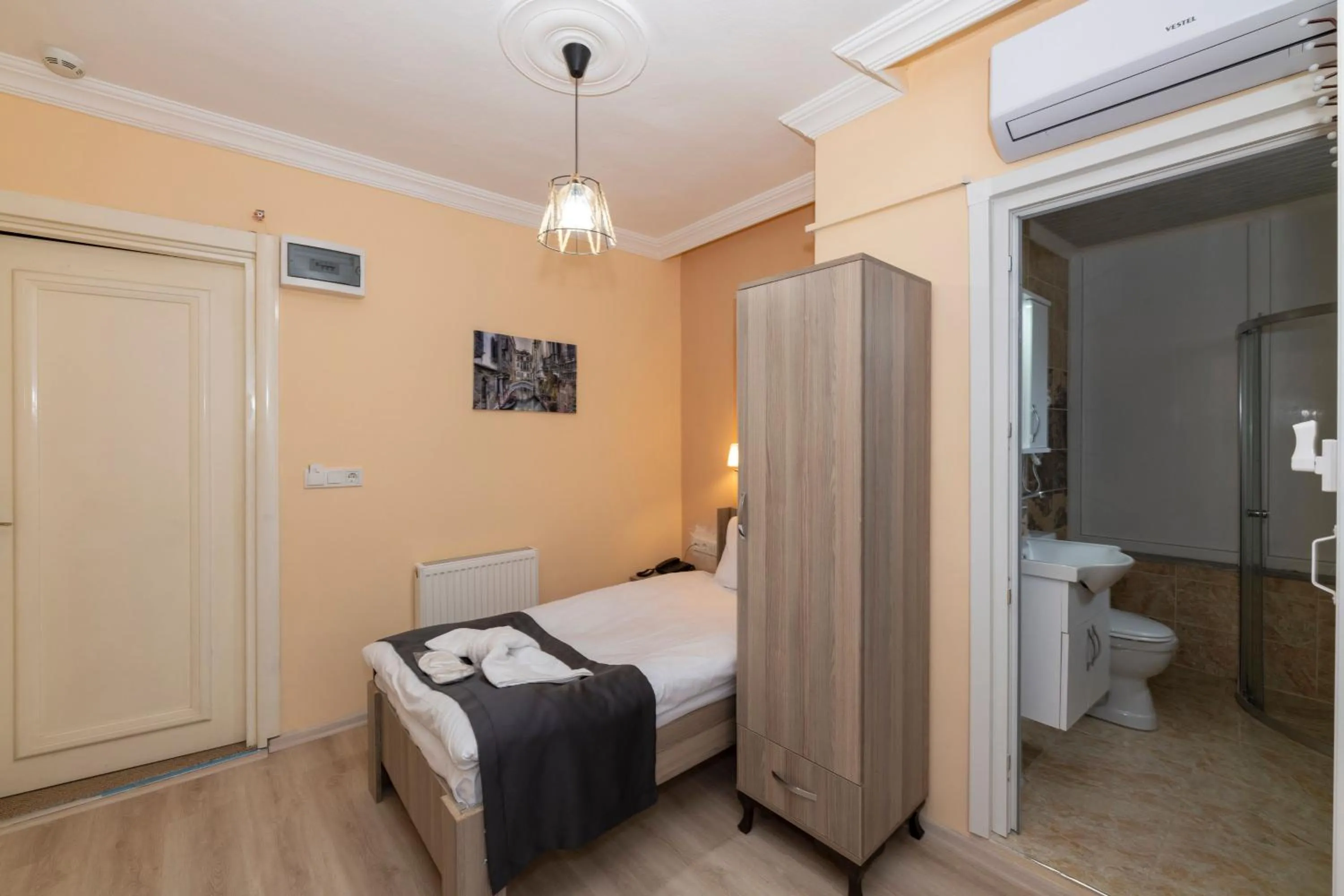 Bed in Golden Flower Pansiyon