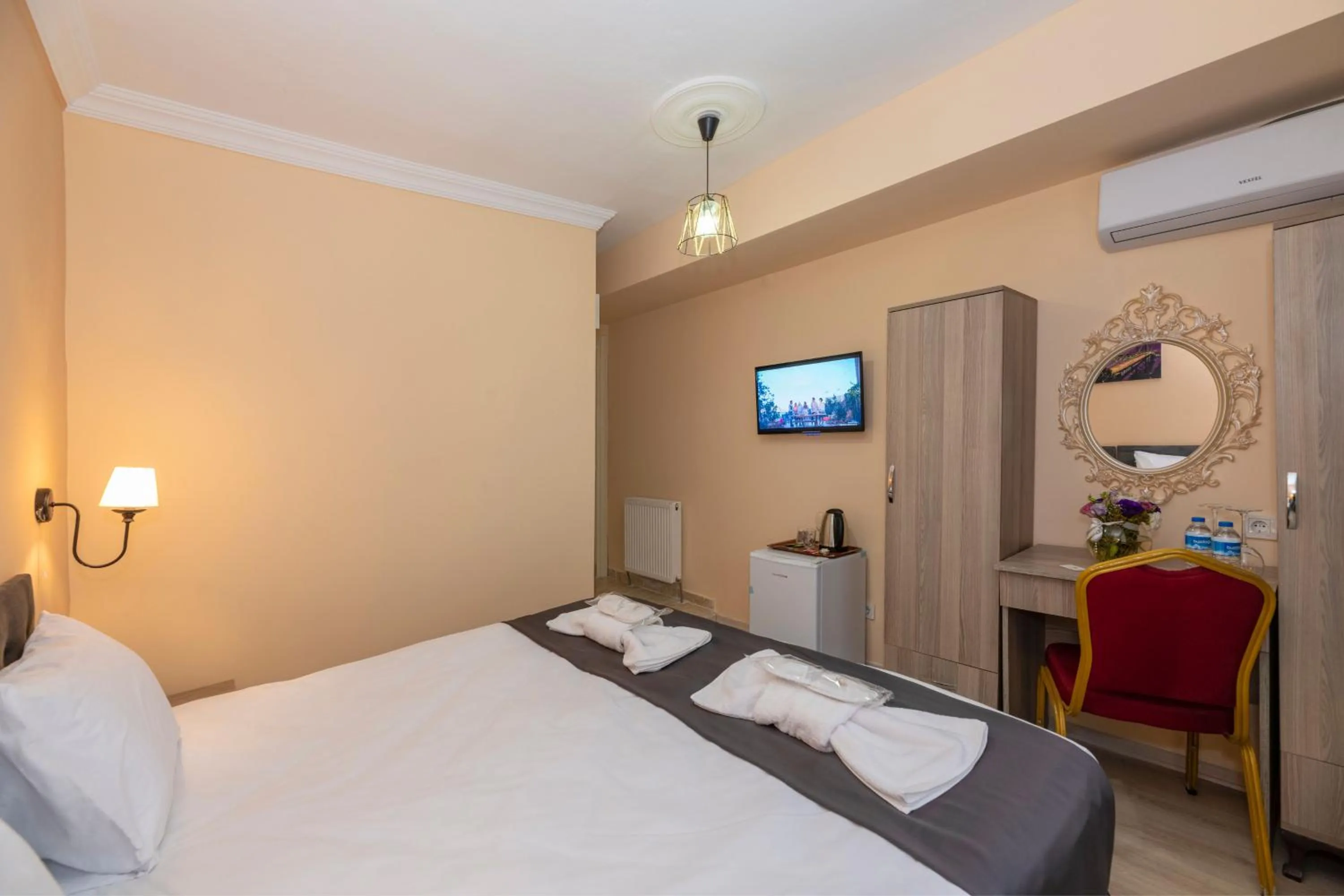 Bed in Golden Flower Pansiyon