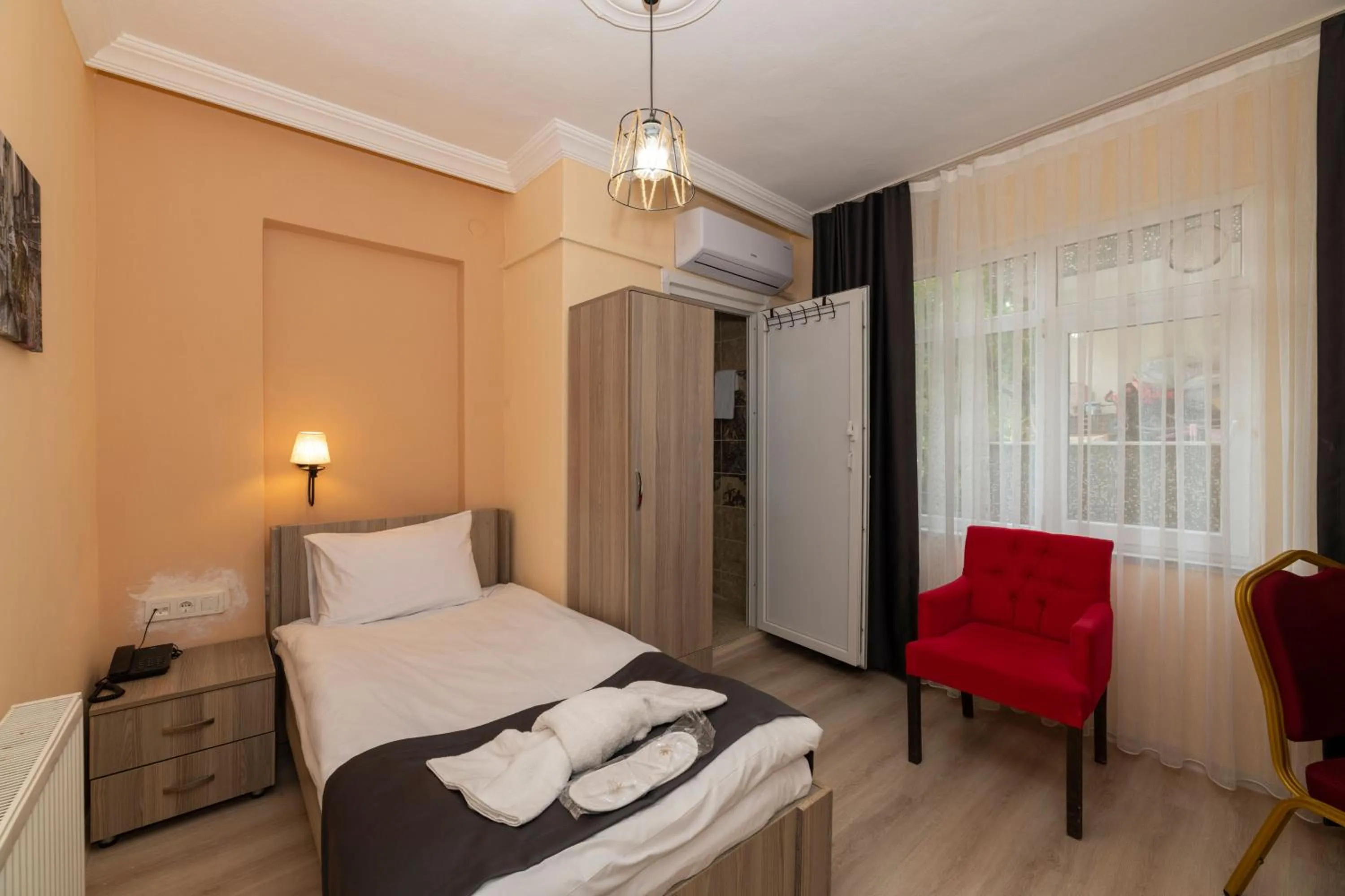 Bed in Golden Flower Pansiyon