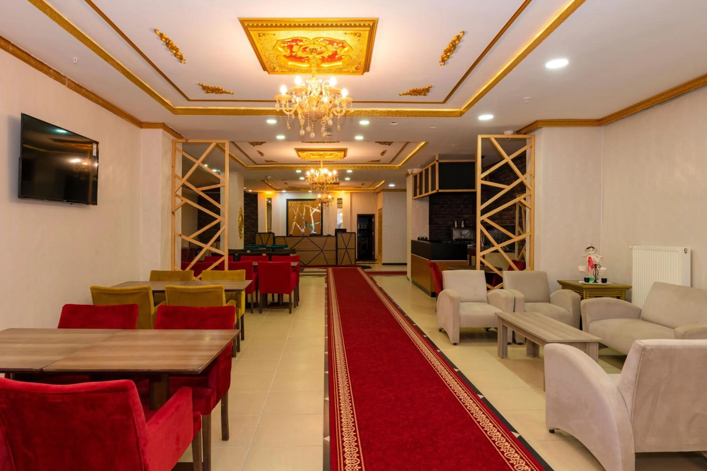 Communal lounge/ TV room, Lounge/Bar in Golden Flower Hotel