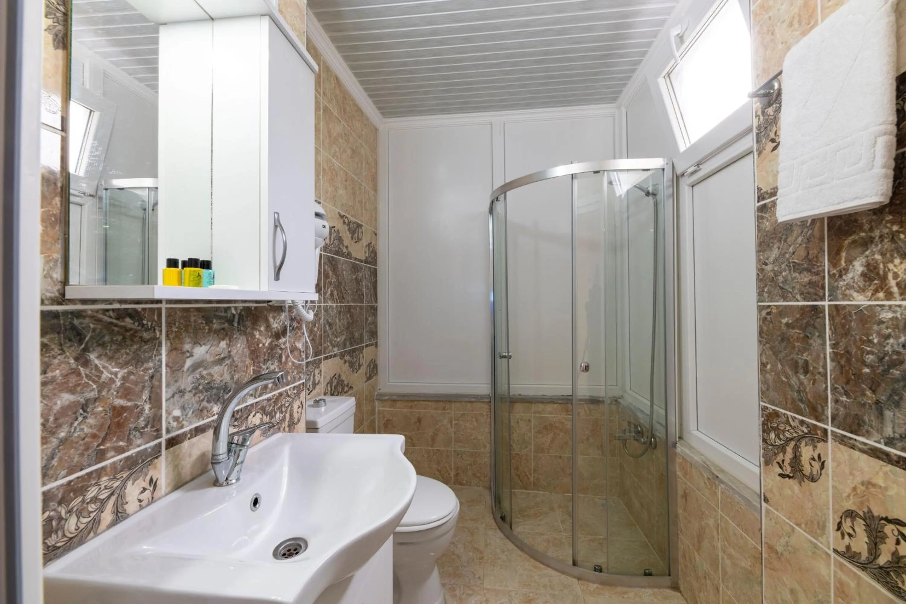 Shower in Golden Flower Pansiyon