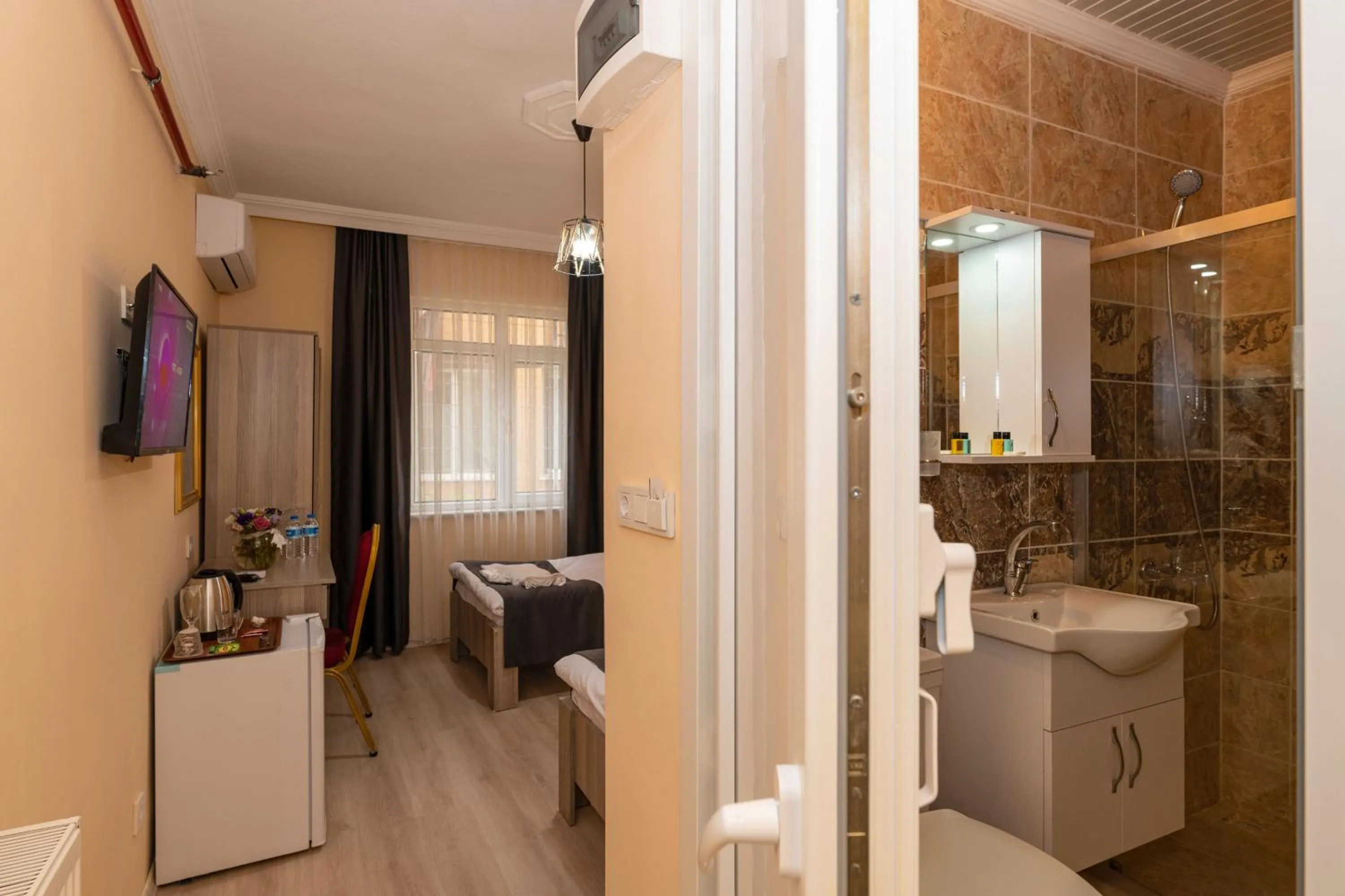 Bed in Golden Flower Pansiyon