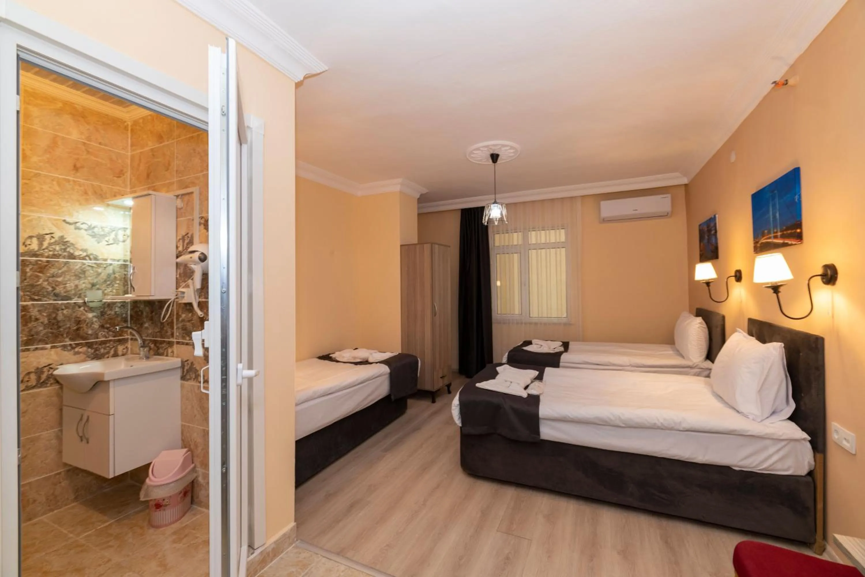 Bed in Golden Flower Pansiyon